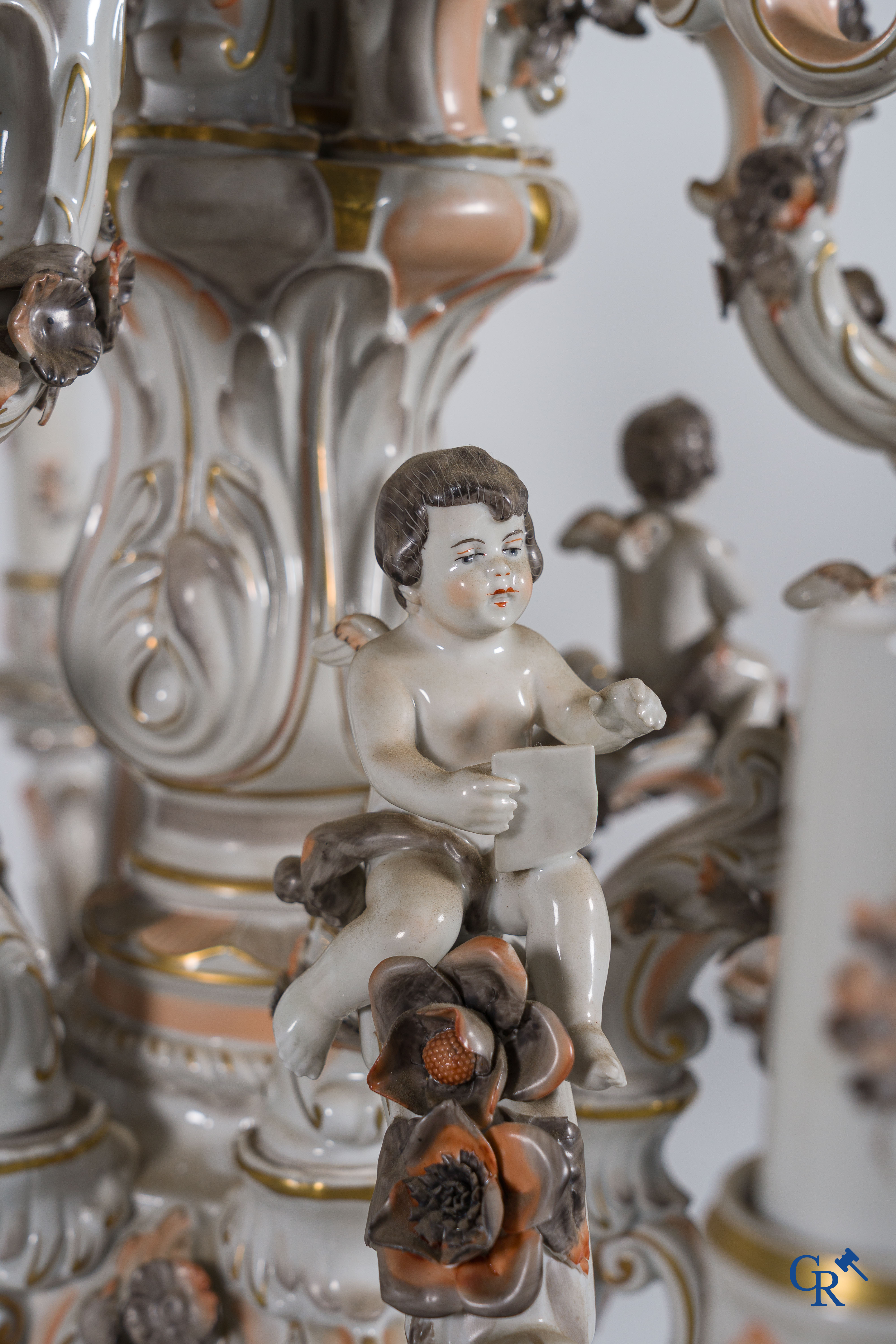 Porcelaine de Saxe. Von Schierholz. Grand lustre avec putti musical en porcelaine allemande polychrome. Marqué.