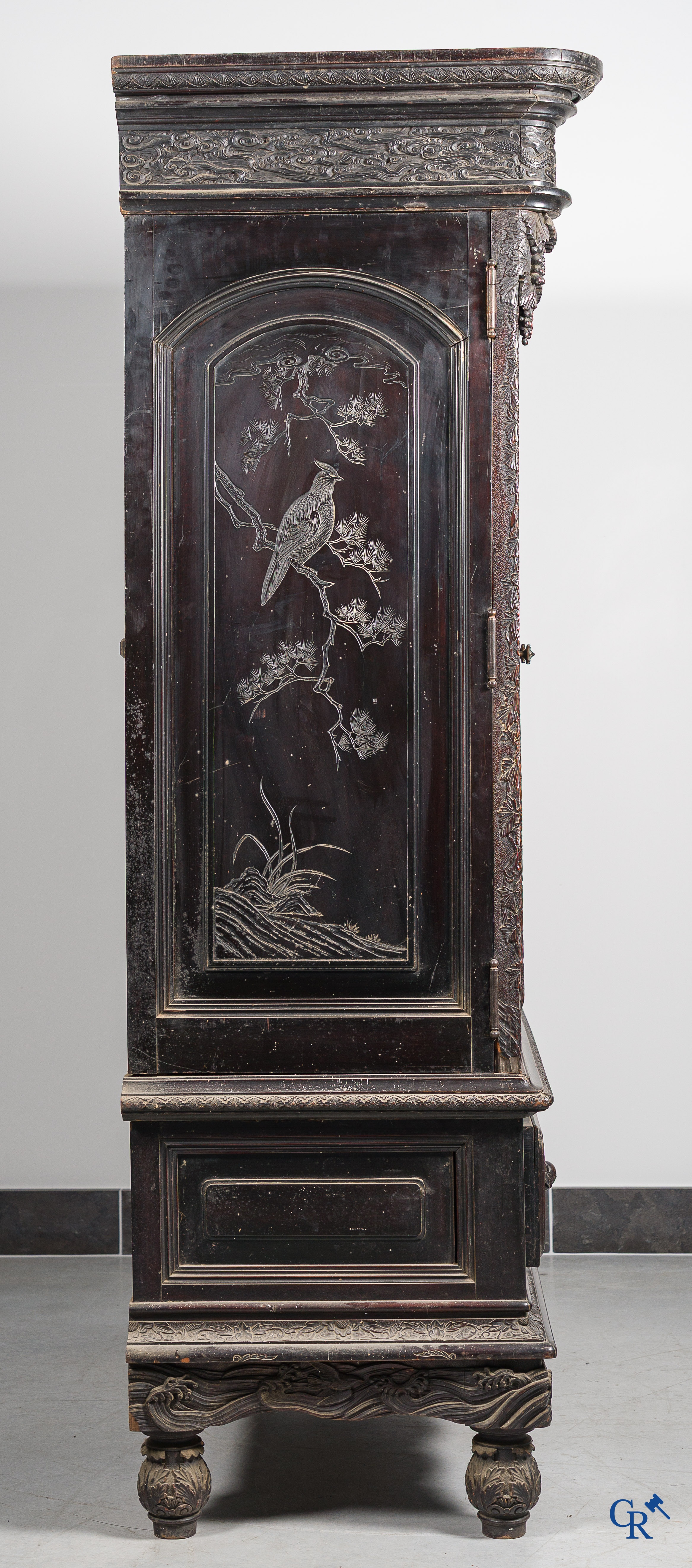 Art Asiatique. Exceptionnel et impressionnant meuble avec des panneaux chinois finement sculptés. XIXe siècle.