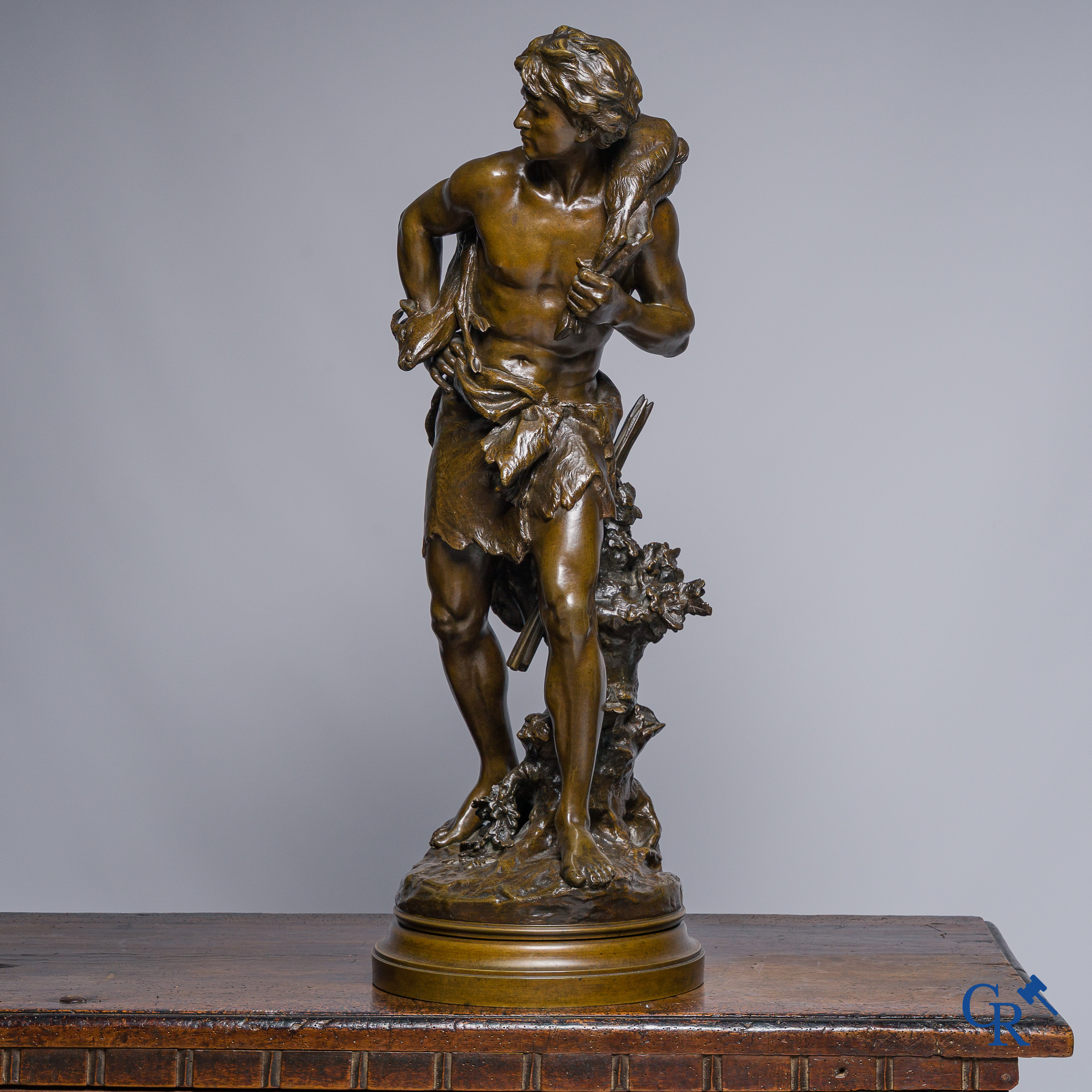 Mathurin Moreau. "Le Chasseur" Sculpture en bronze sur socle tournant. Cachet de fonderie H.V. Médaille d'Or. Exposition Paris 1900.