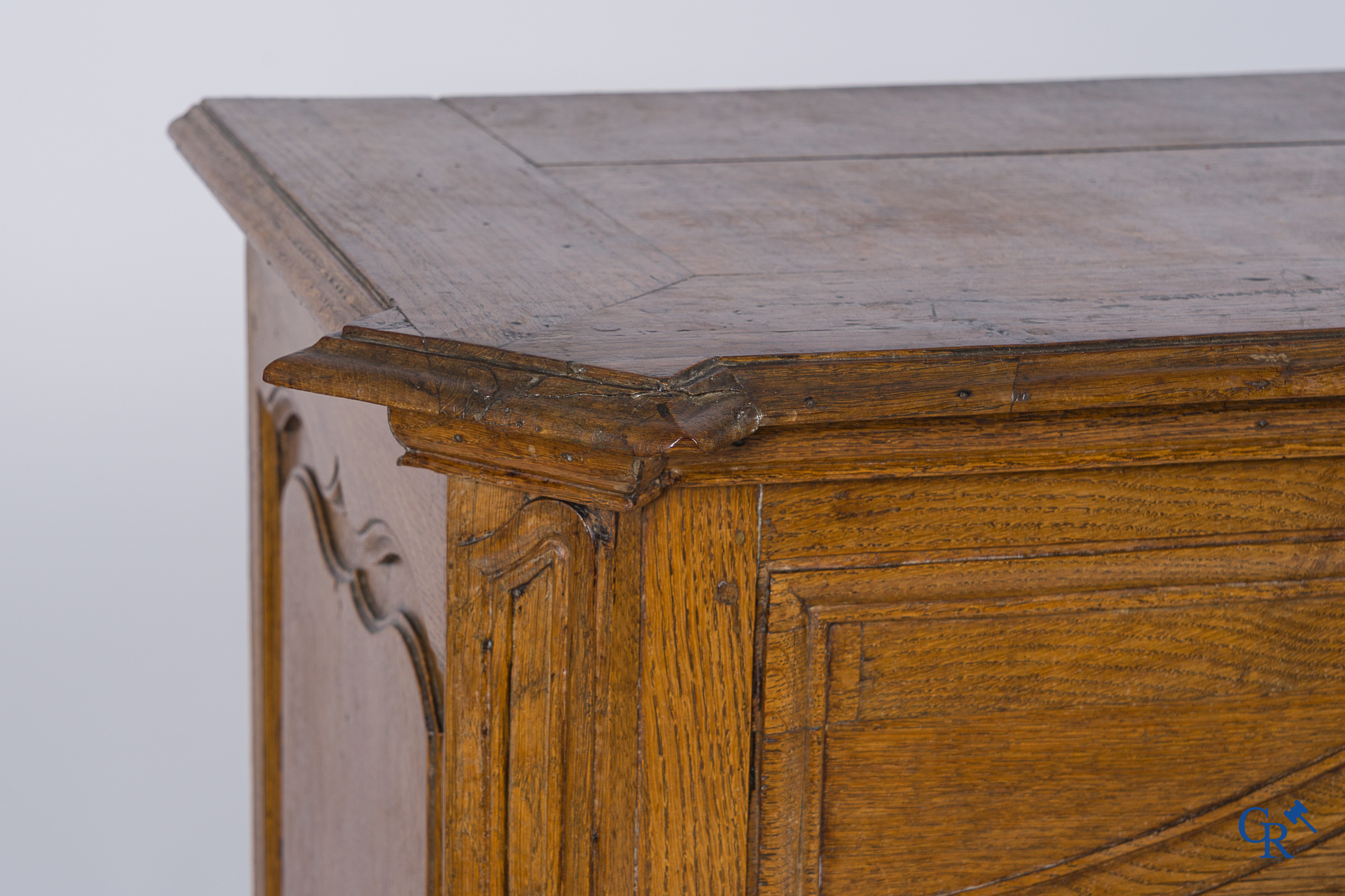 Mobilier. Beau buffet en chêne avec portes courbes. France, Fin du XVIIIème siècle.