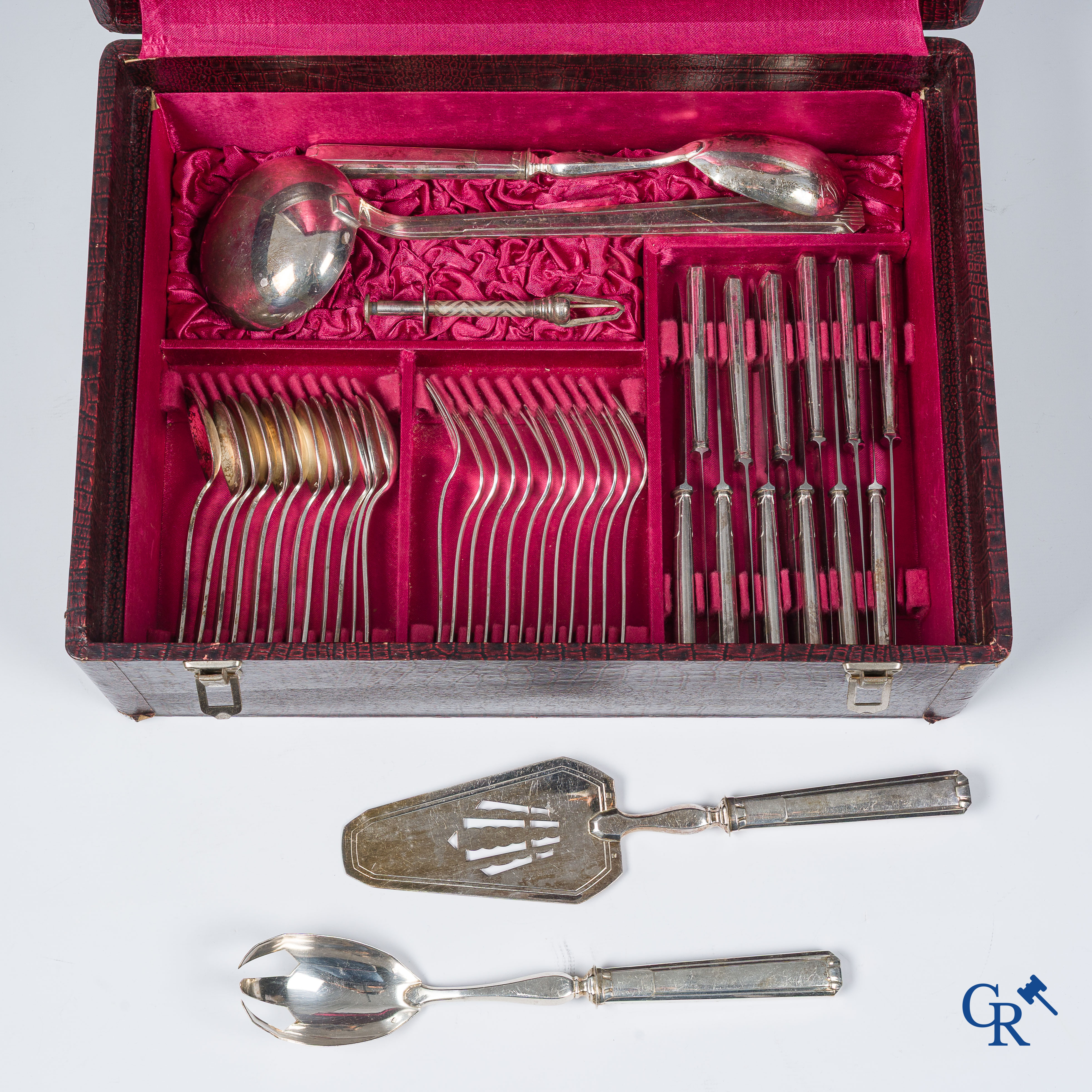 Coffret à couverts avec couverts en métal argenté.