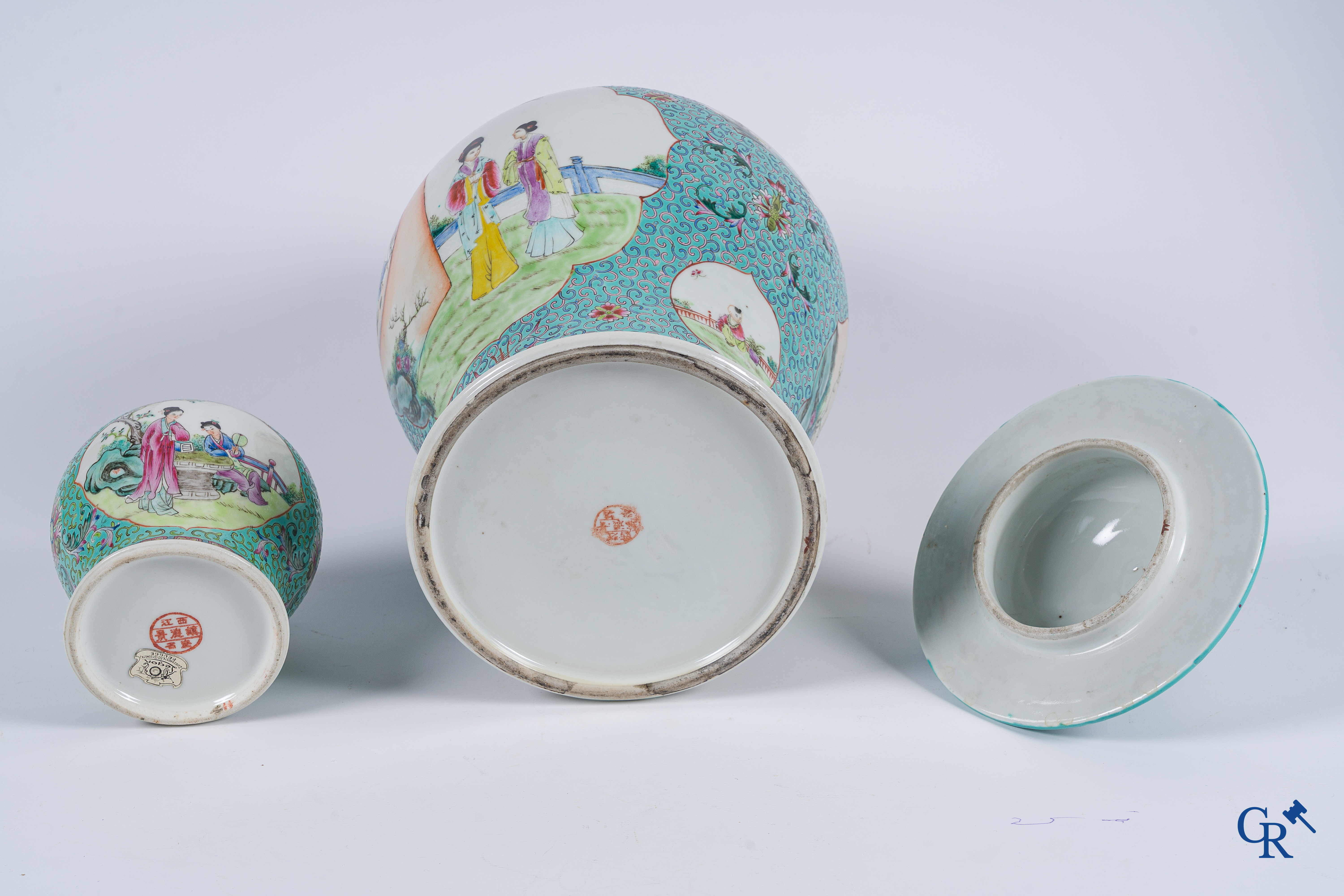 Art Asiatique. Porcelaine chinoise. Lot de 3 vases chinois. XXe siècle.