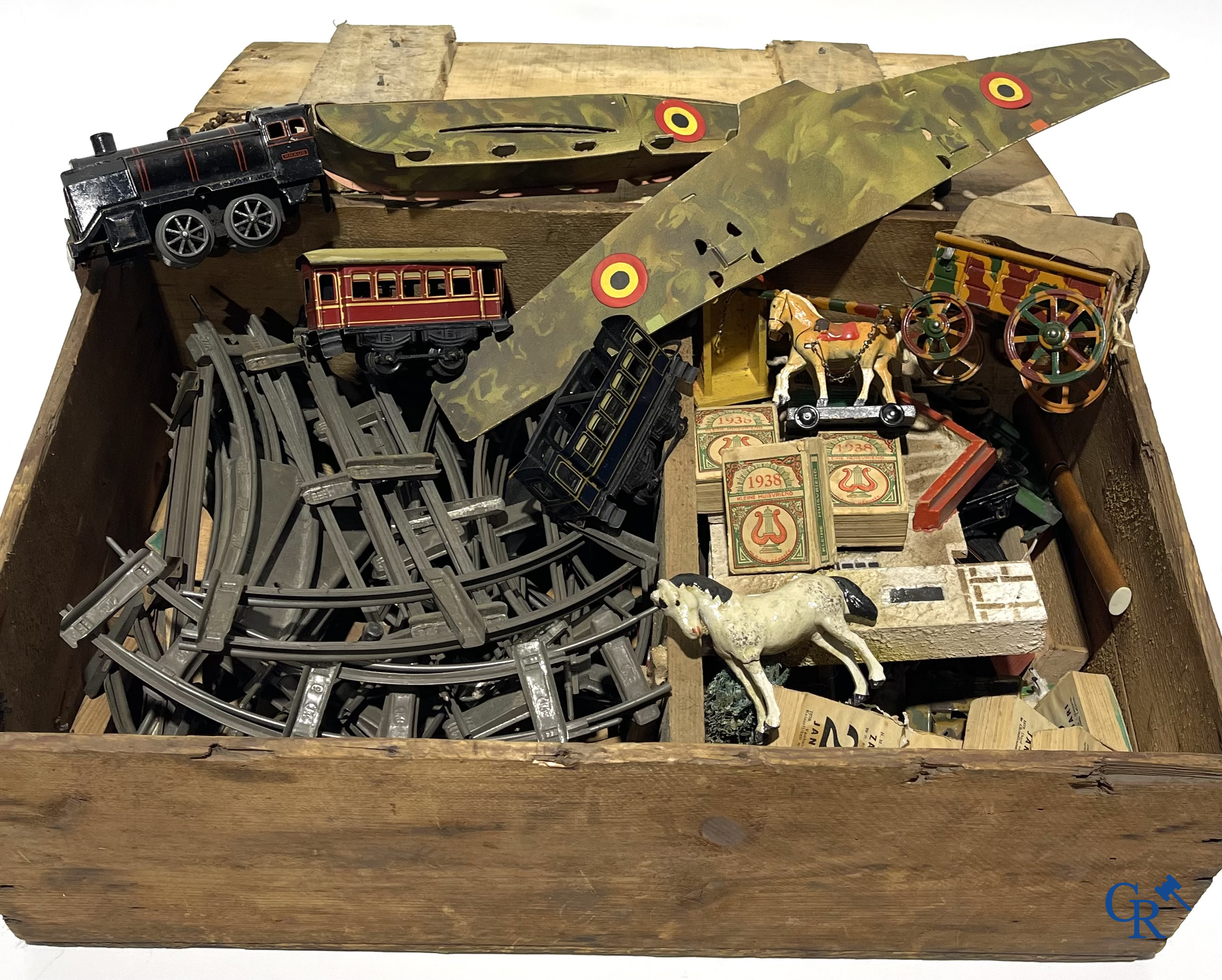 Grand nombre de jouets militaires ancien. Chars Gamma, figurines en composite, bunkers, tranchées, hôpital de campagne, etc. Années 1930-40.