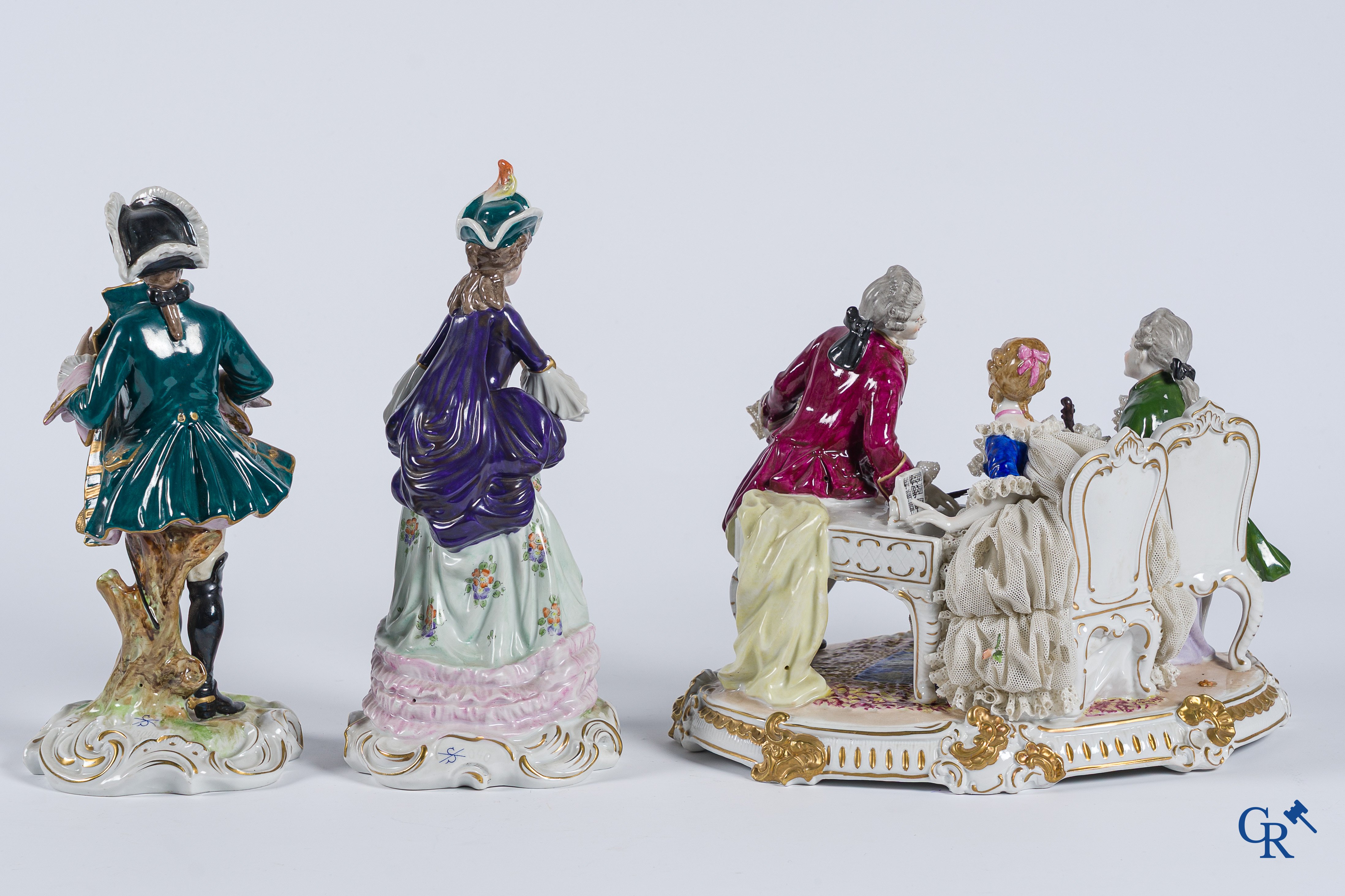 Porcelaine allemande. 3 groupes en porcelaine de Saxe.
