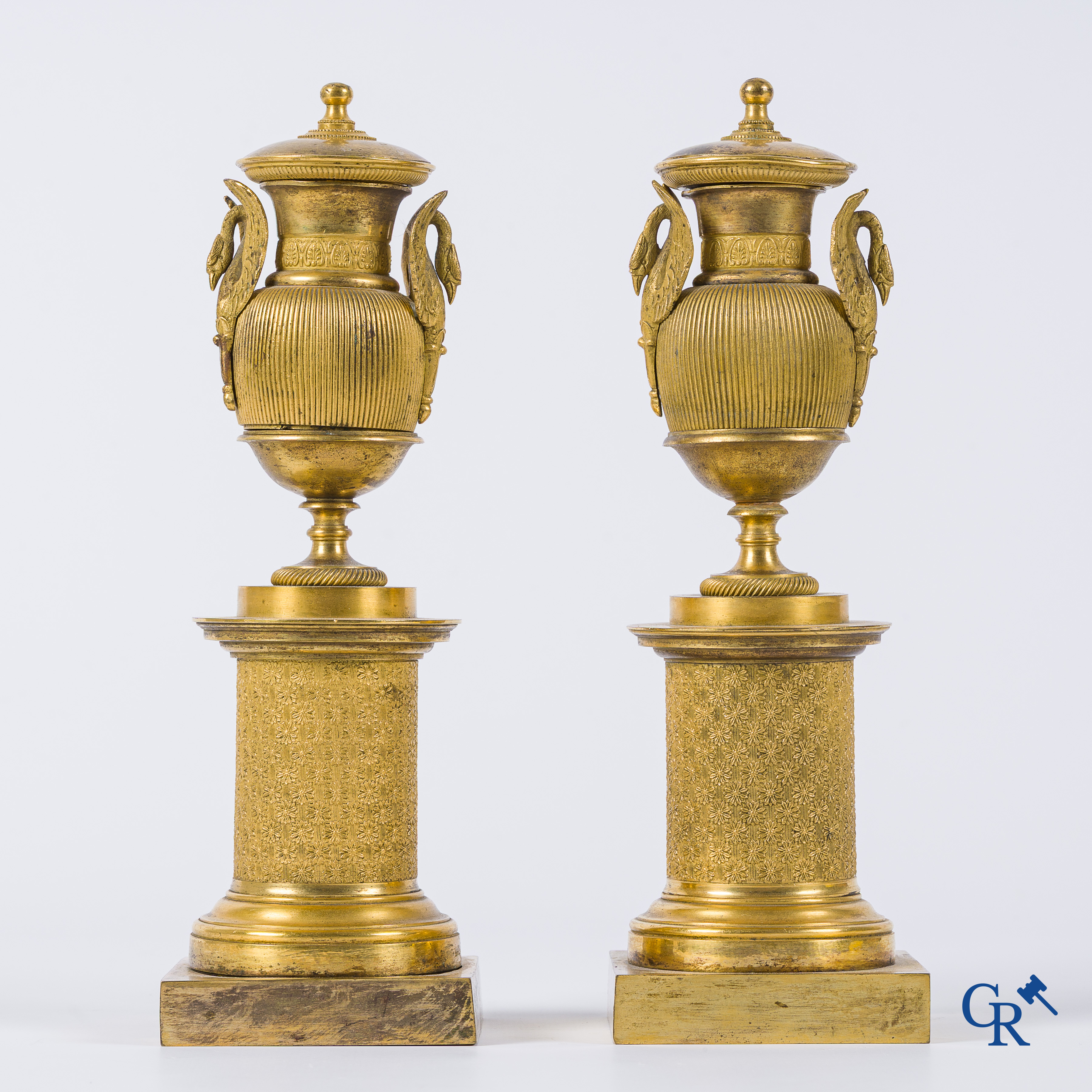 Empire. Paire de cassolettes formant bougeoir en bronze finement ciselées et dorées. Epoque Empire, vers 1810.