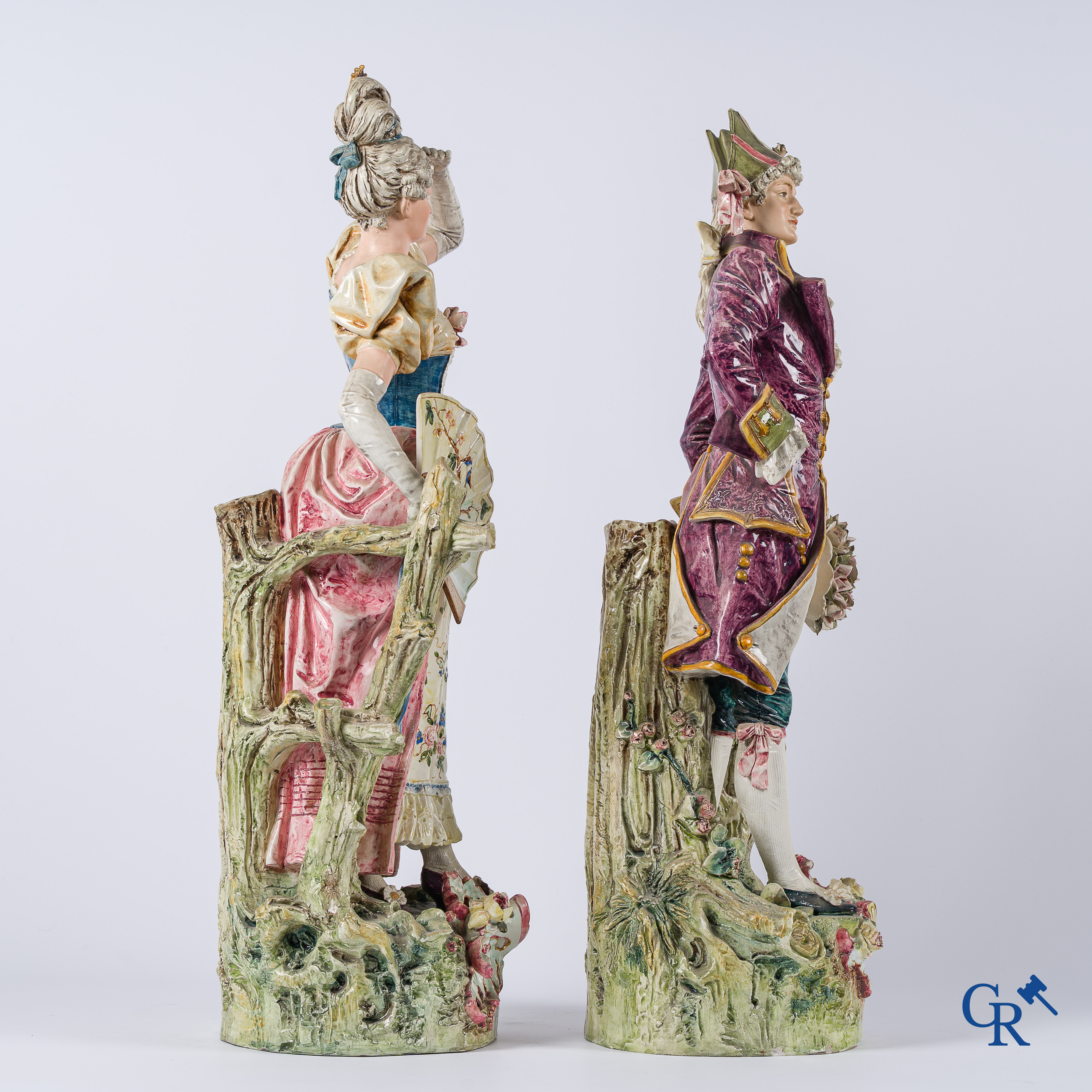 Paire de grand sujets. Marquis et marquise en faïence polychrome, vers 1900.