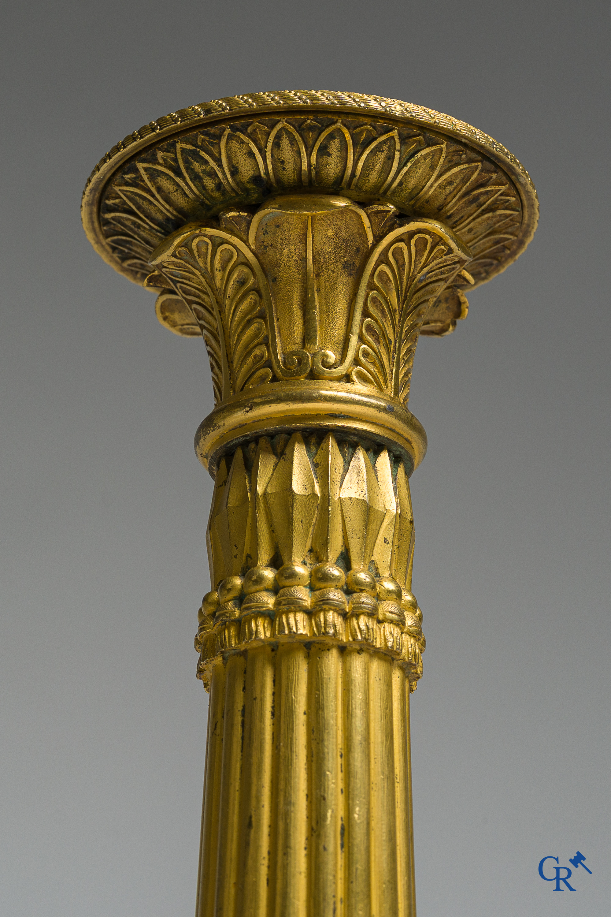 Epoque Empire. Exceptionnel et grand bougeoir en bronze finement ciselé et doré. France, vers 1810.