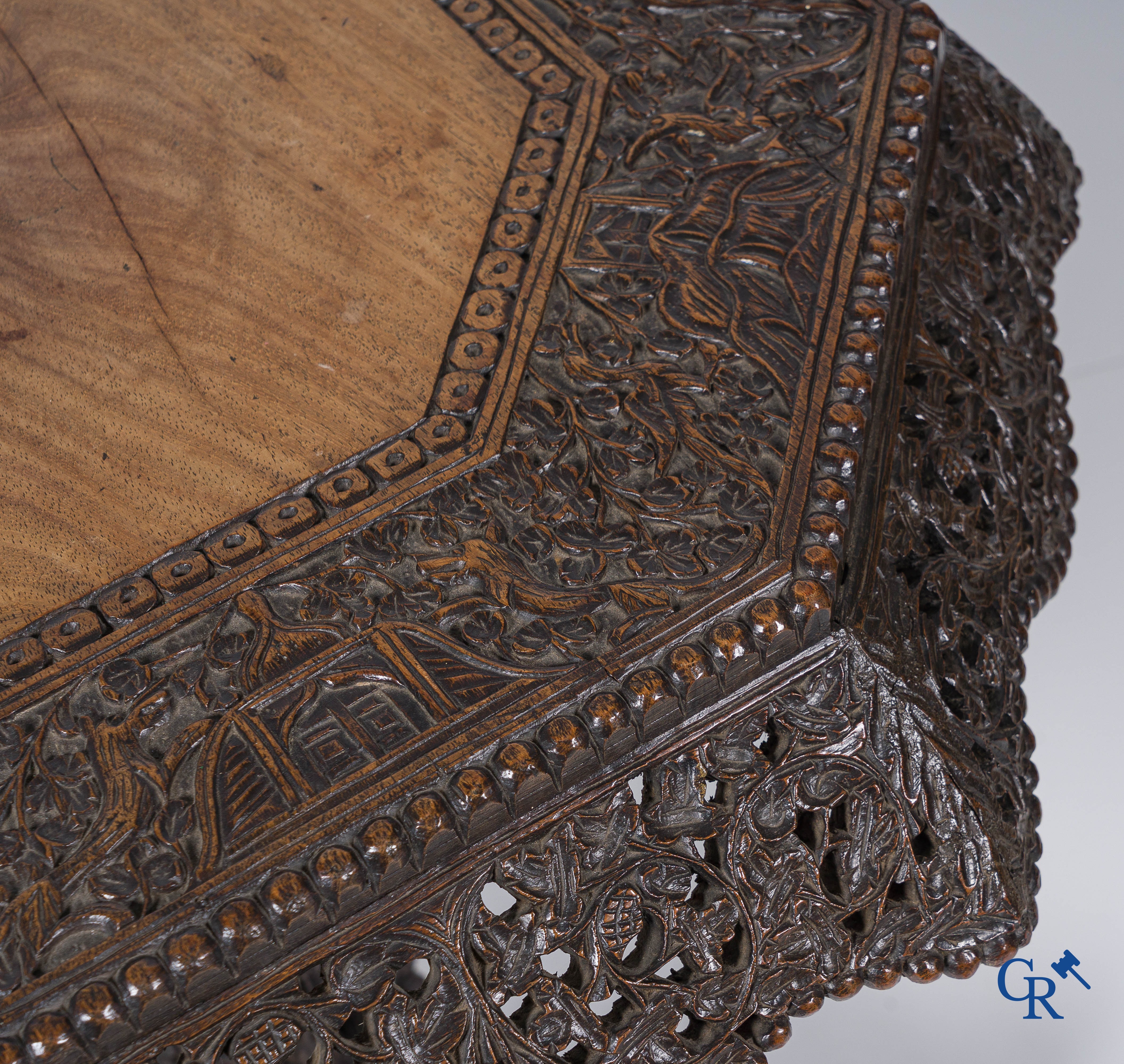 Table d'appoint birmane richement et finement sculptée avec plateau octogonal. Birmanie, XIXe siècle.