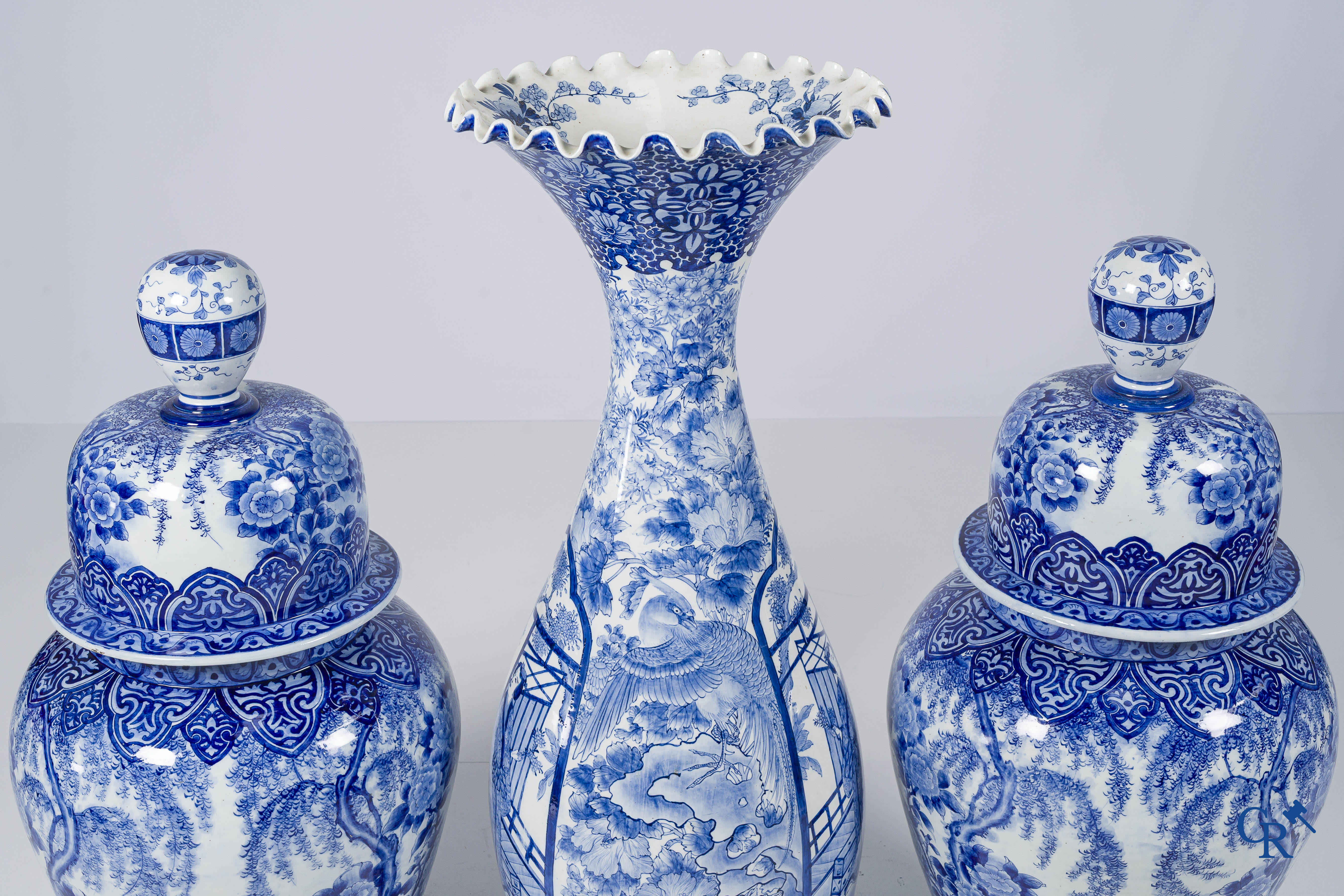Art Asiatique. Japon. Importante paire de vases bleu et blanc en porcelaine. On y joint un grand vase japonais. 19ème siècle.