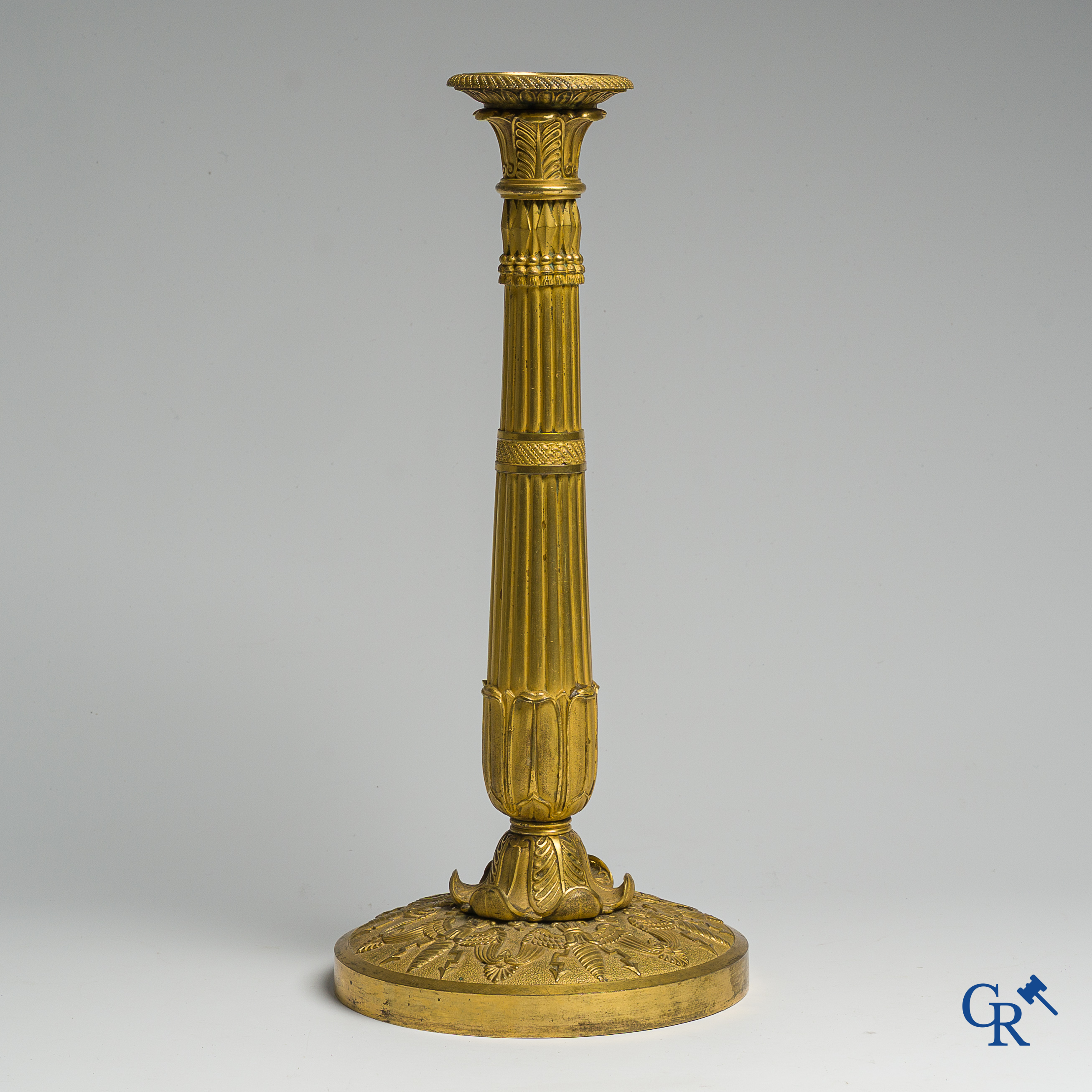 Epoque Empire. Exceptionnel et grand bougeoir en bronze finement ciselé et doré. France, vers 1810.