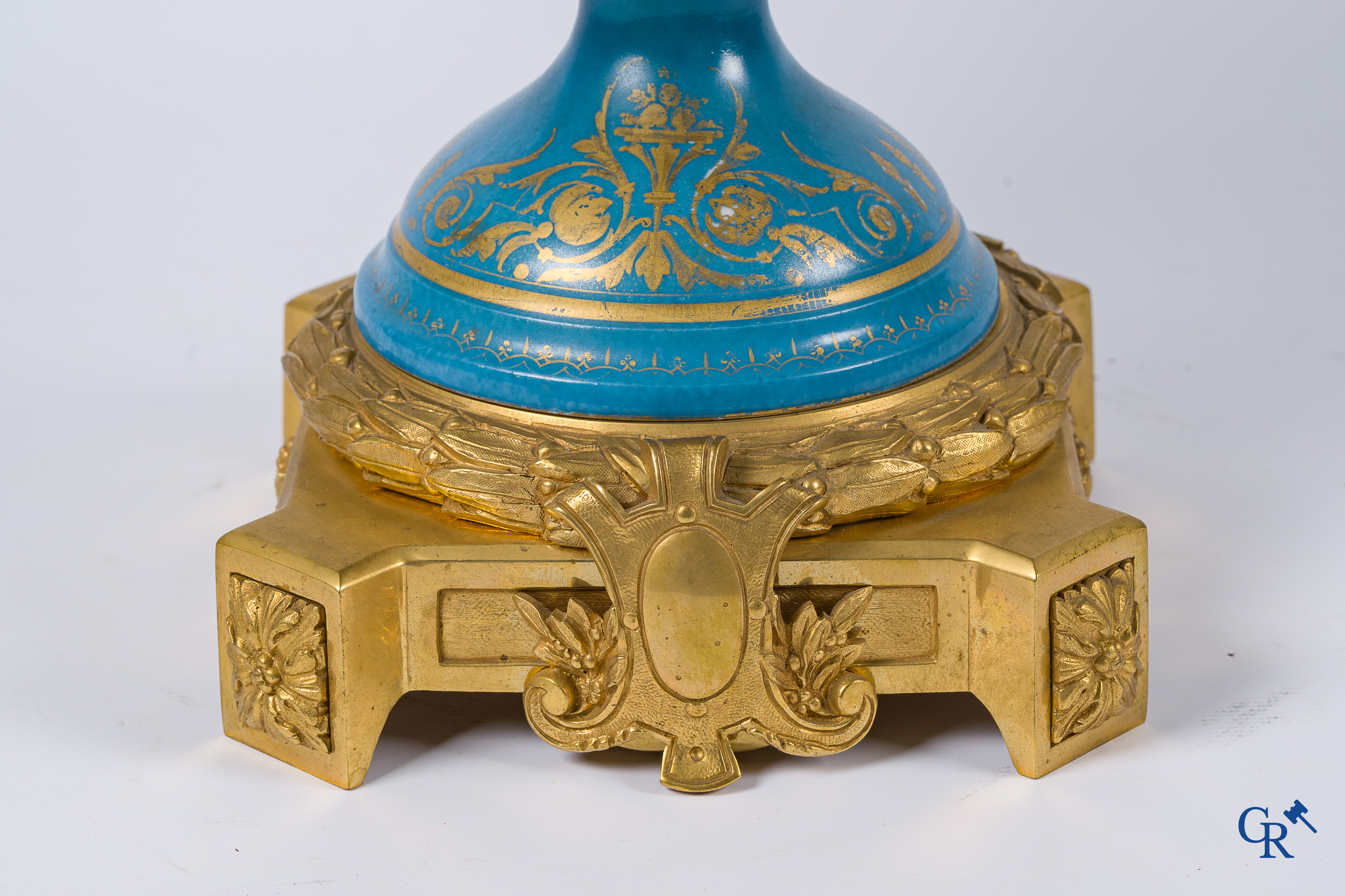 Sèvres. Important centre de table en porcelaine de Sèvres avec des montures en bronze doré. Style LXVI, vers 1900.