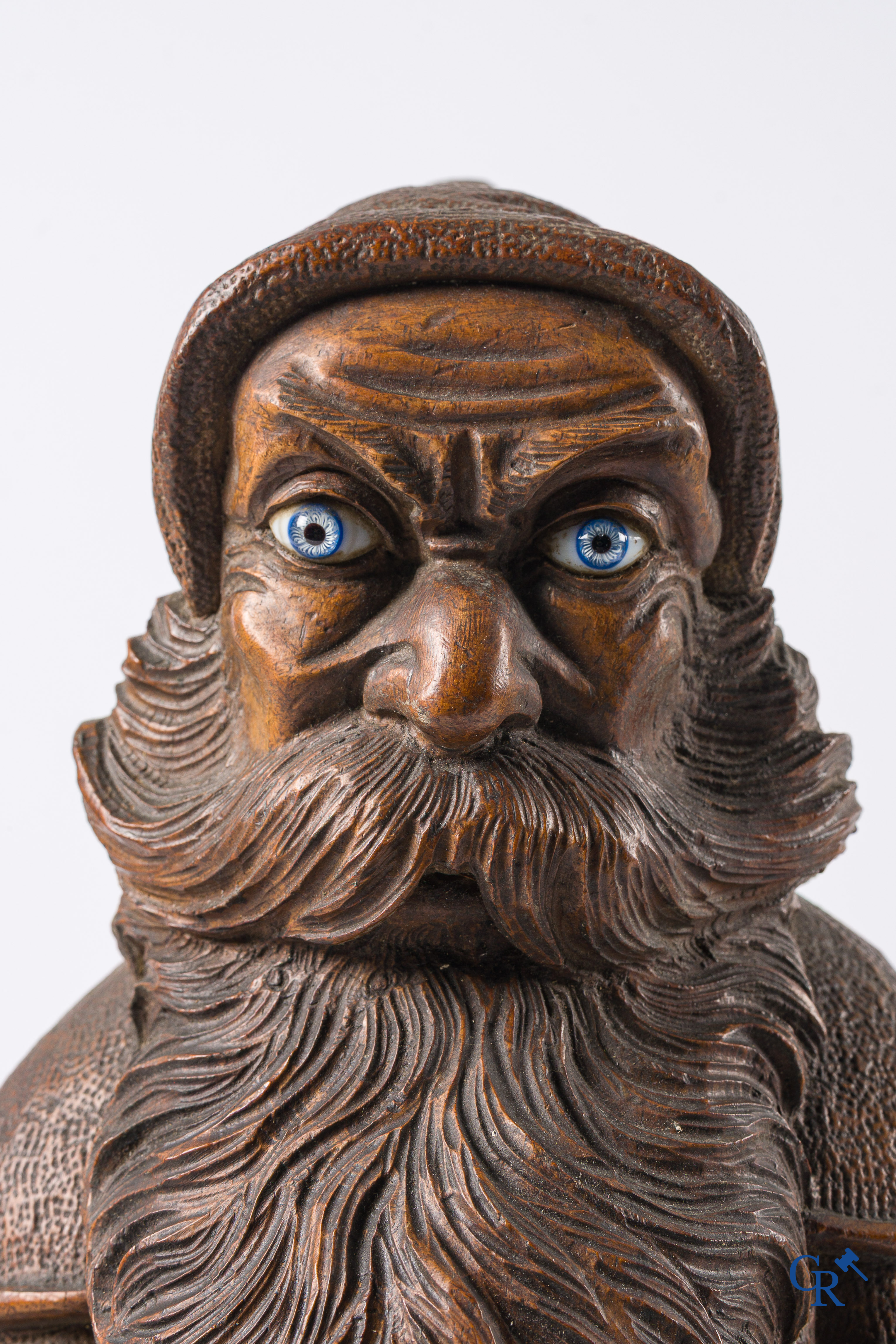 Forêt Noire. Rare porte-manteau représentant un nain. Bois de tilleul sculpté, yeux sulfure et cornes de chamois.
