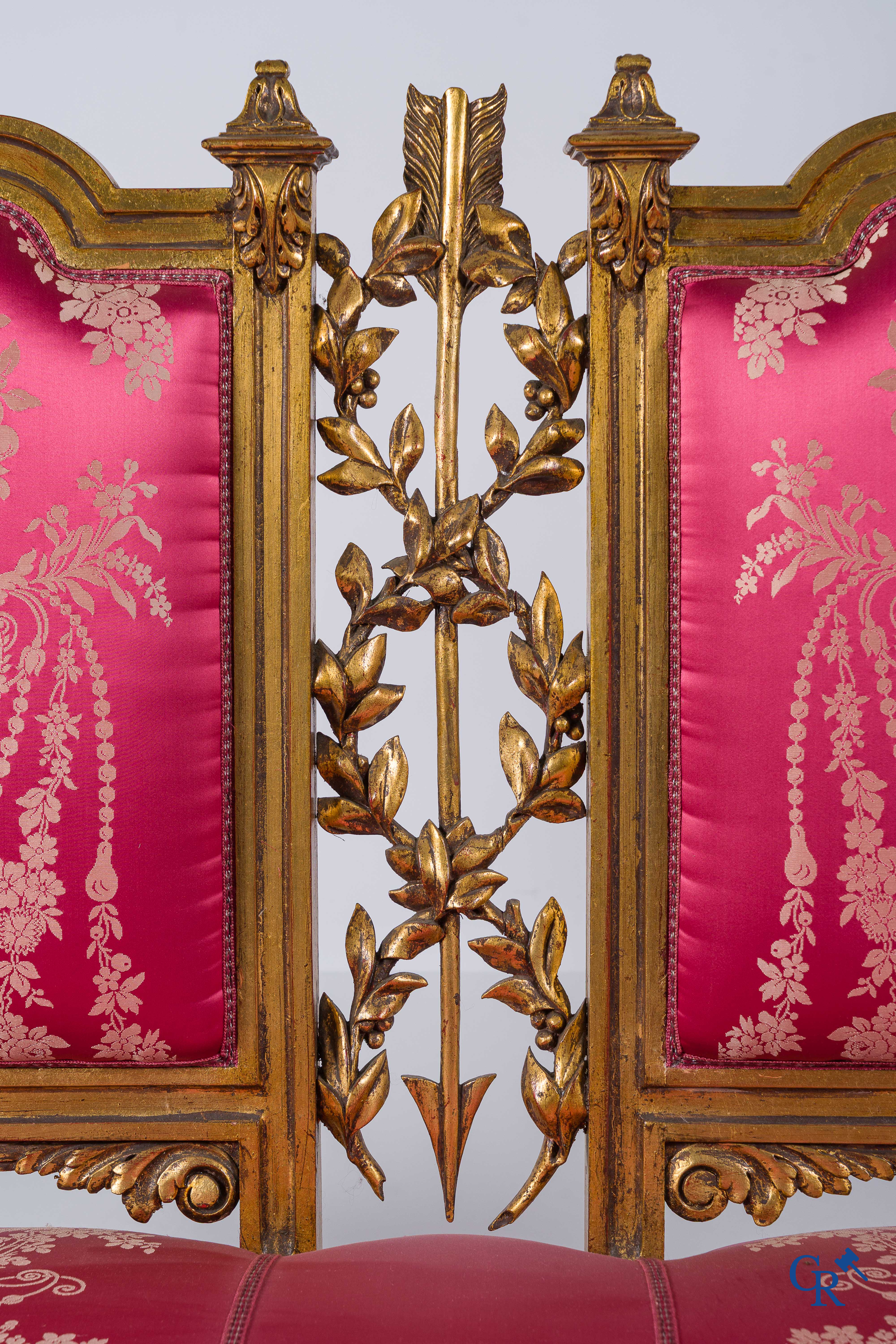 Mobilier. Salon de 6 pièces en bois sculpté et doré. Style LXVI. vers 1900.