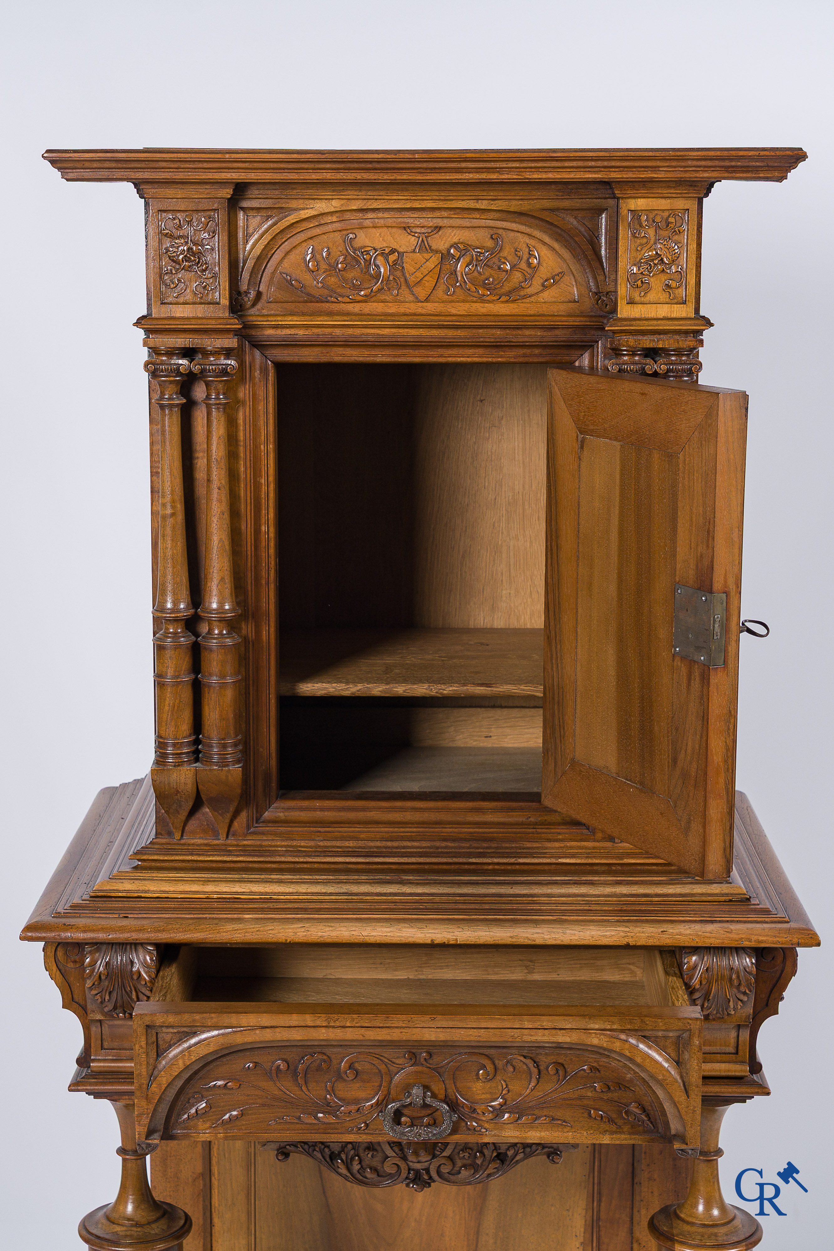 Mobilier. Meuble en noyer finement sculpté avec armoiries et masques. Style néo-Renaissance. Fin du 19ème siècle.