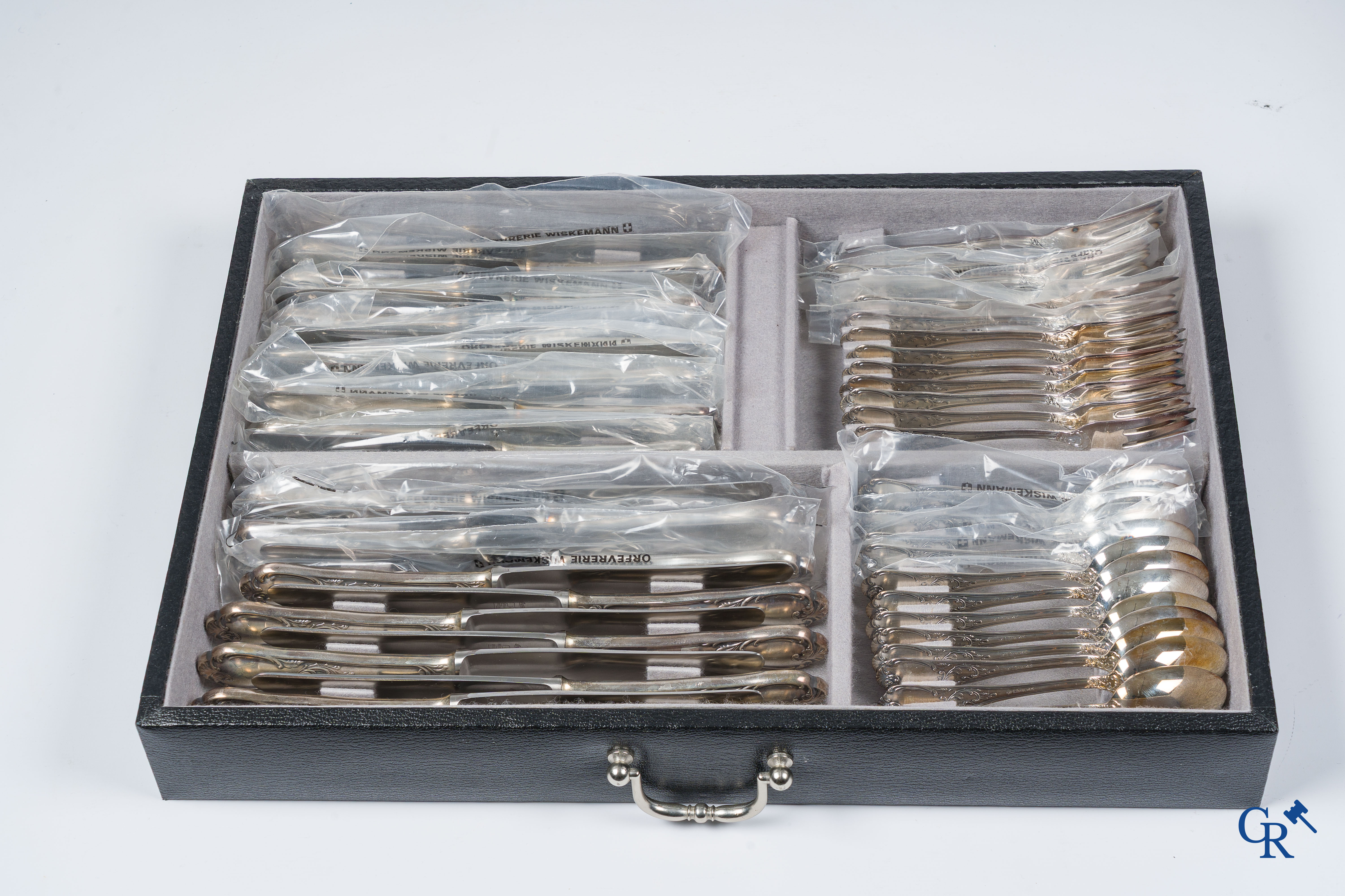 Orfèvrerie Wiskemann Bruxelles. Coffret à couverts pour 12 personnes en métal argenté. 115 pièces.
