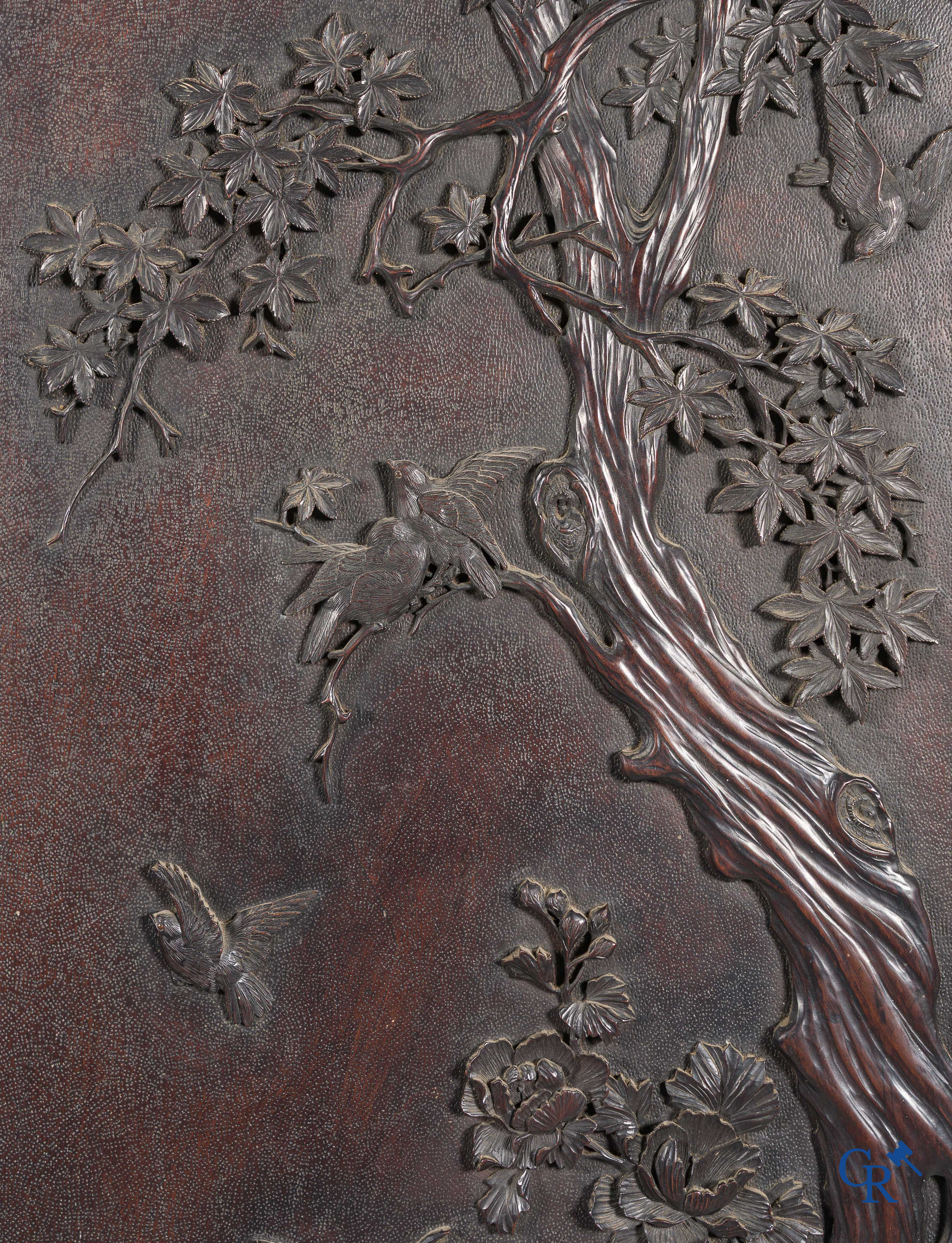 Art Asiatique. Exceptionnel et impressionnant meuble avec des panneaux chinois finement sculptés. XIXe siècle.