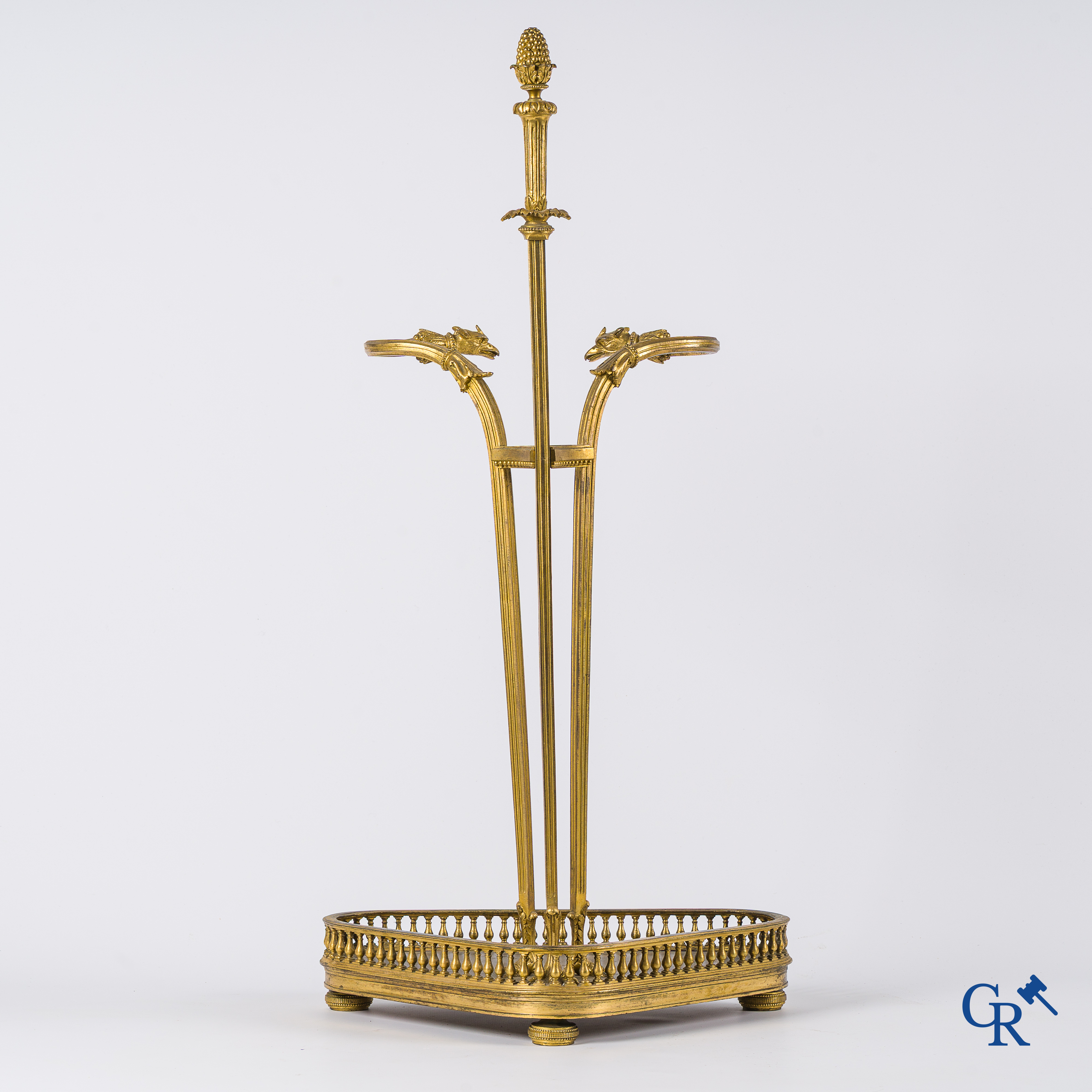 Empire. Porte-parapluie à tête d'aigle en bronze finement ciselé et doré. France, vers 1810.
