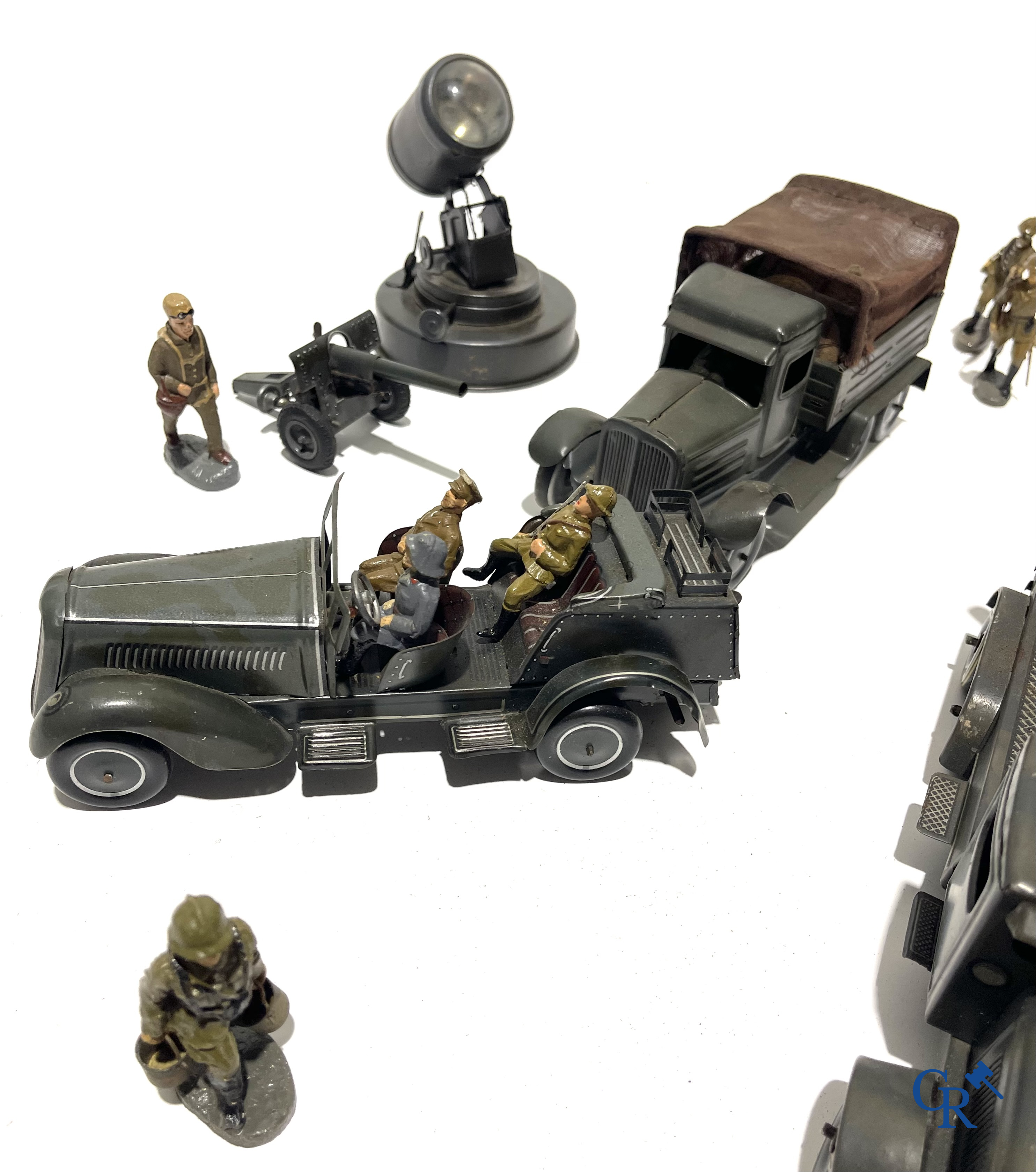 Jouets anciens. Lot de jouets militaires allemands exceptionnellement bien conservés en tôle lithographiée et des figurines en composite. Années '30-'40.