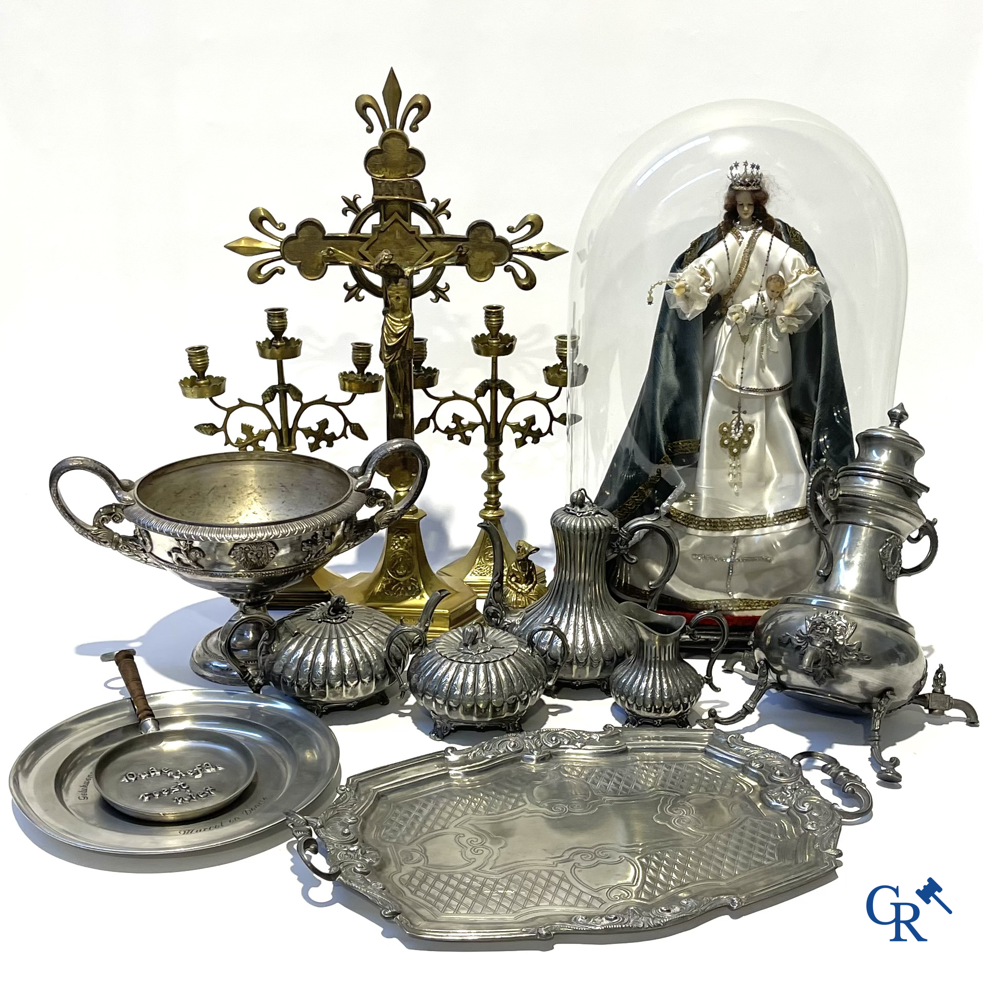 Lot brocante with religious objects, globe with Maria and child and objects in tin and others.