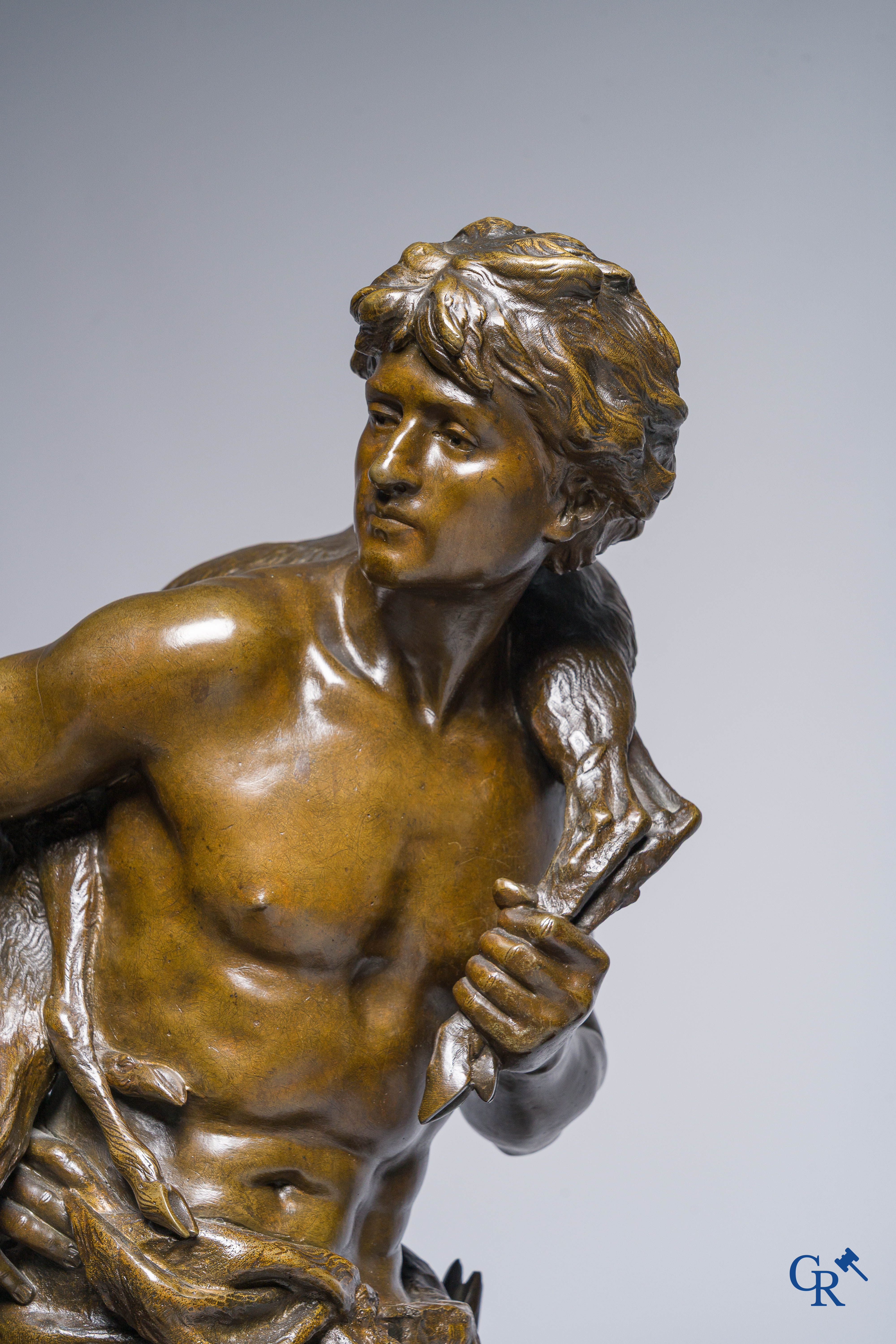 Mathurin Moreau. "Le Chasseur" Sculpture en bronze sur socle tournant. Cachet de fonderie H.V. Médaille d'Or. Exposition Paris 1900.