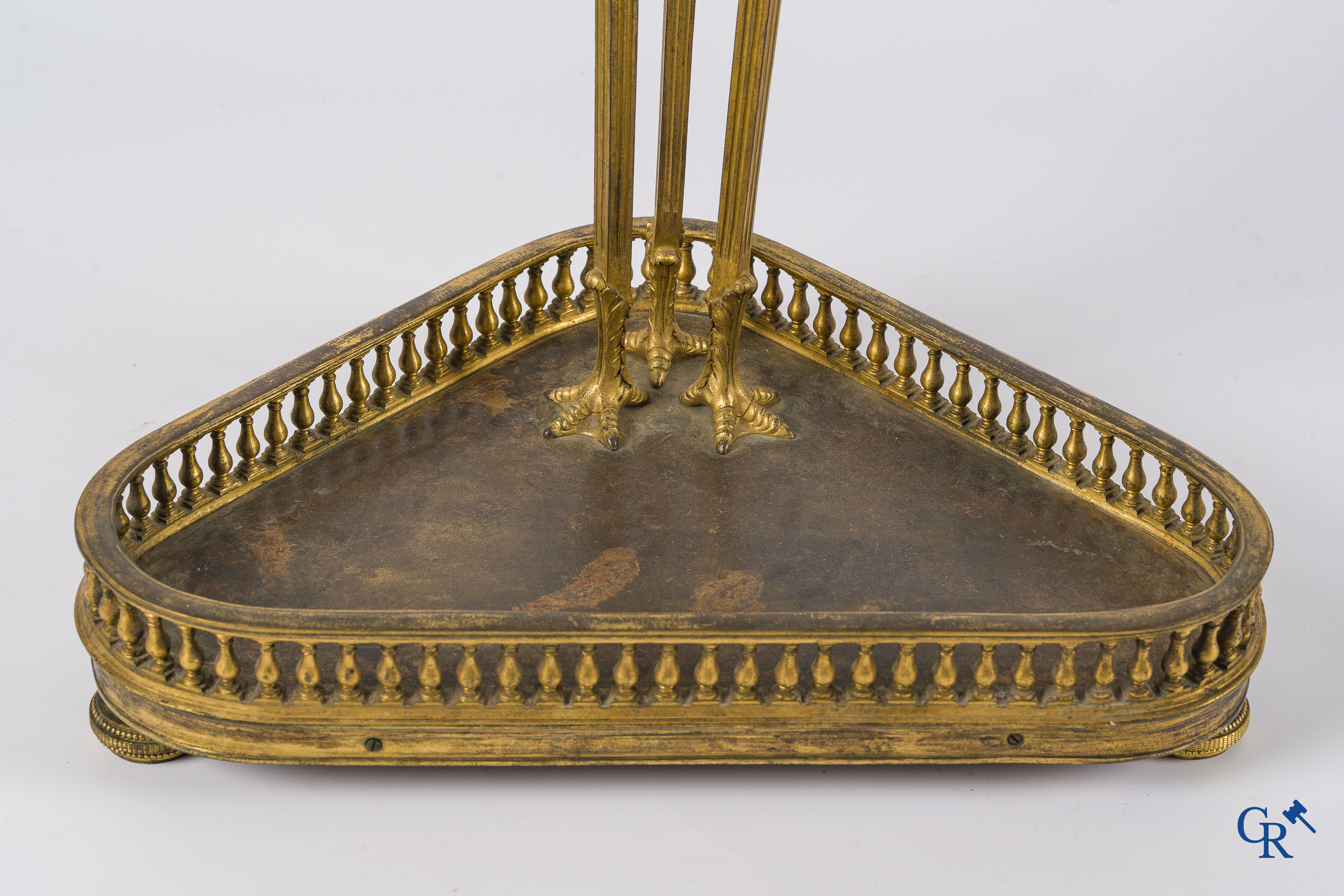 Empire. Porte-parapluie à tête d'aigle en bronze finement ciselé et doré. France, vers 1810.