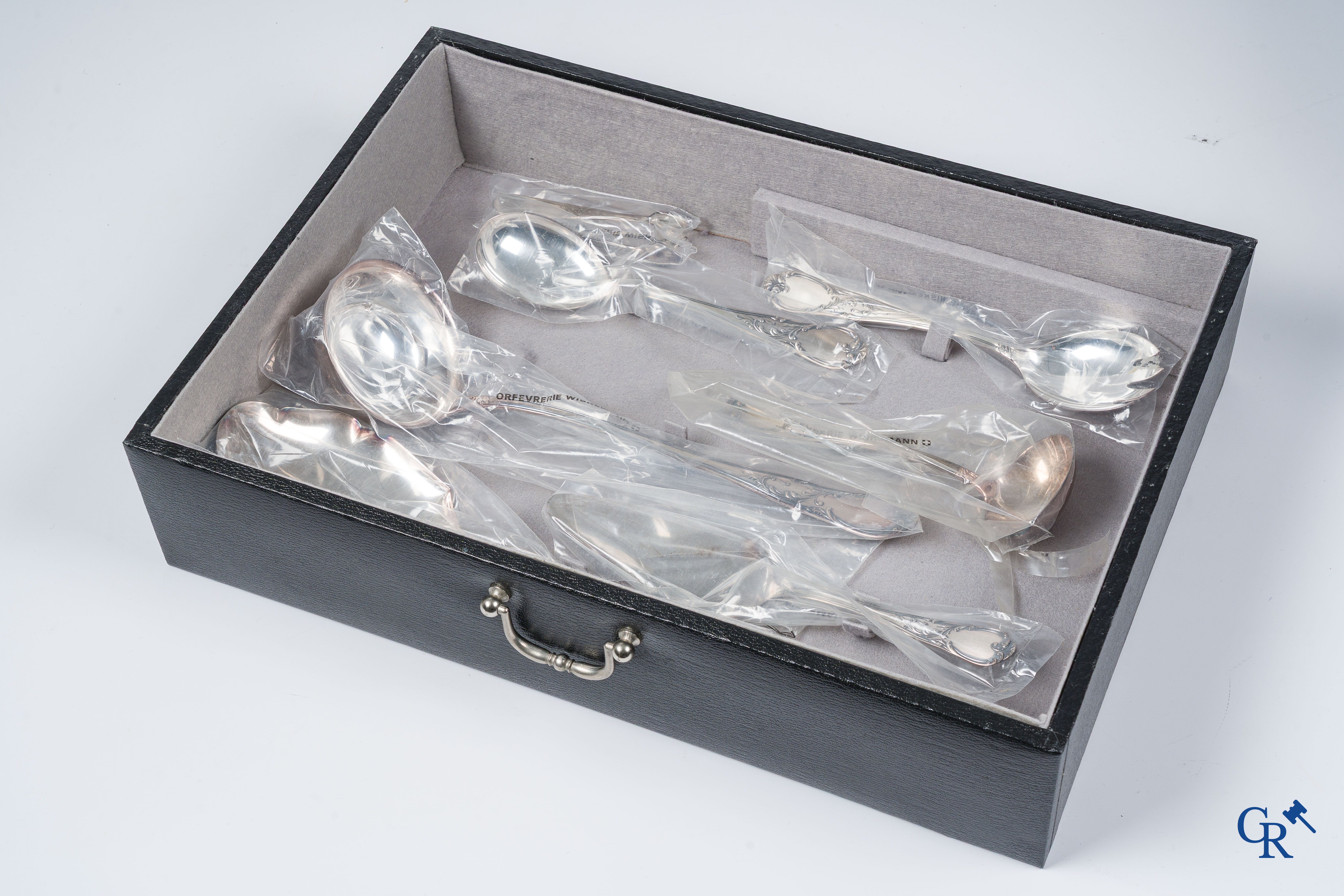 Orfèvrerie Wiskemann Bruxelles. Coffret à couverts pour 12 personnes en métal argenté. 115 pièces.