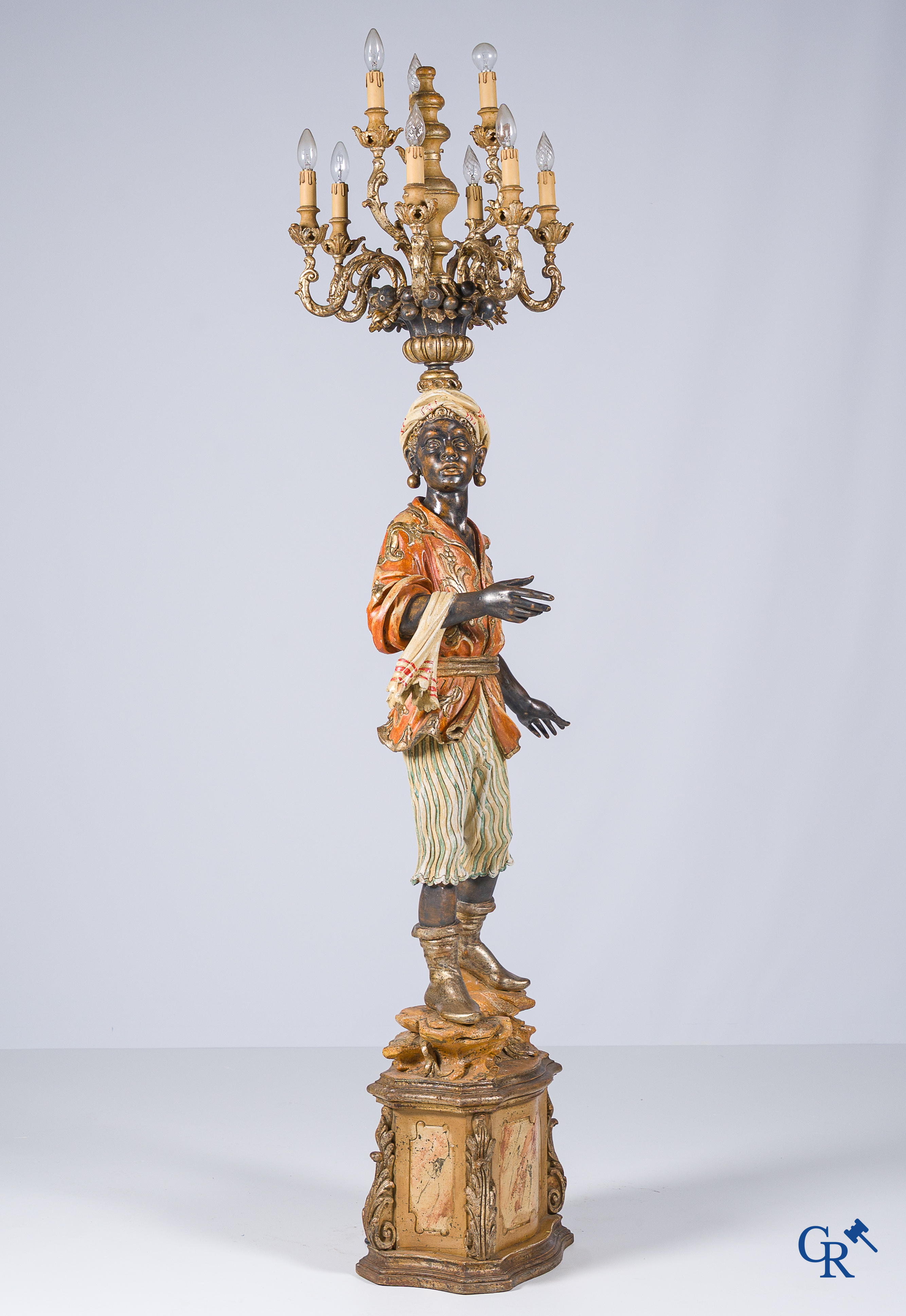 Moor debout en bois sculpté et polychromé servant de lampe. Travail italien, XXe siècle.