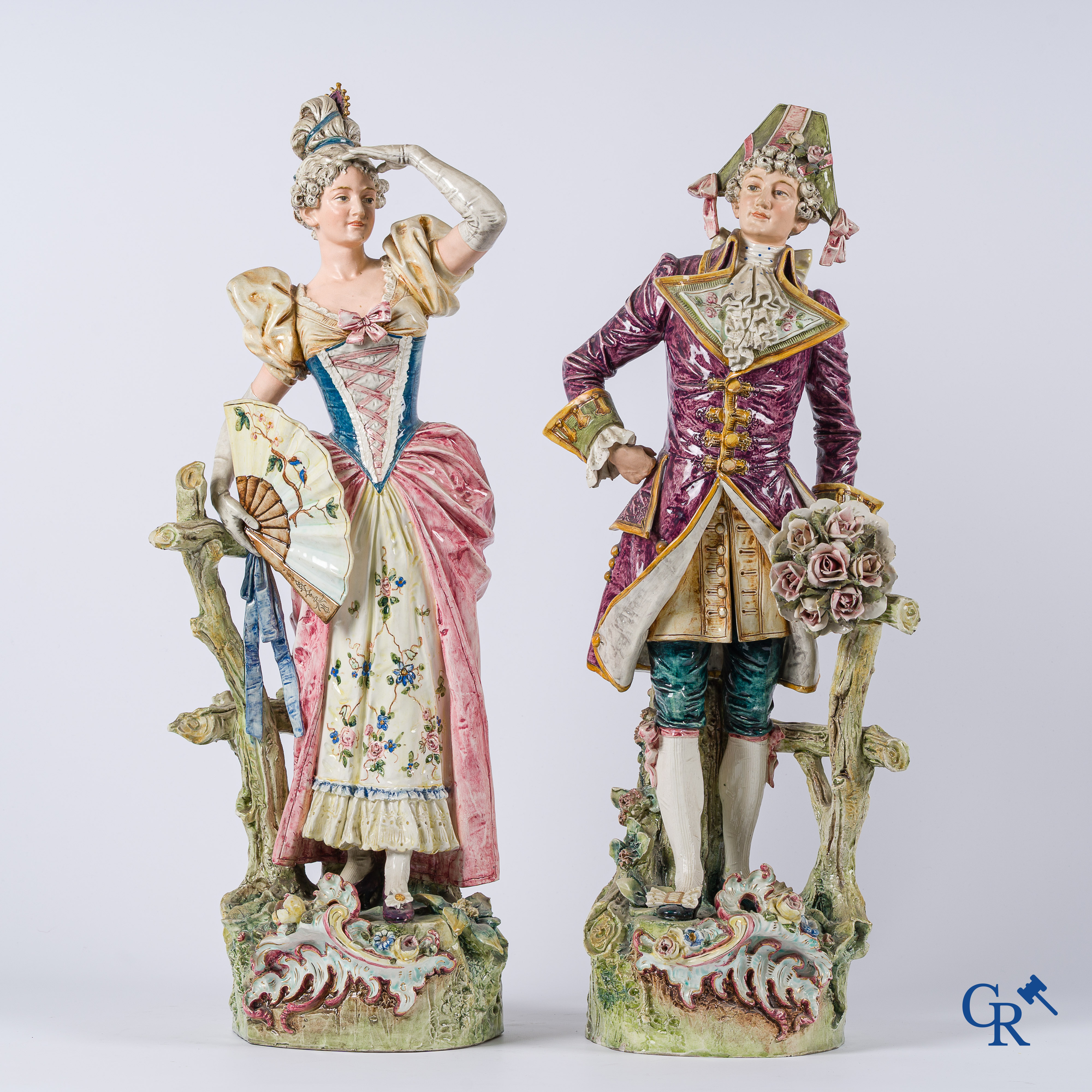 Paire de grand sujets. Marquis et marquise en faïence polychrome, vers 1900.