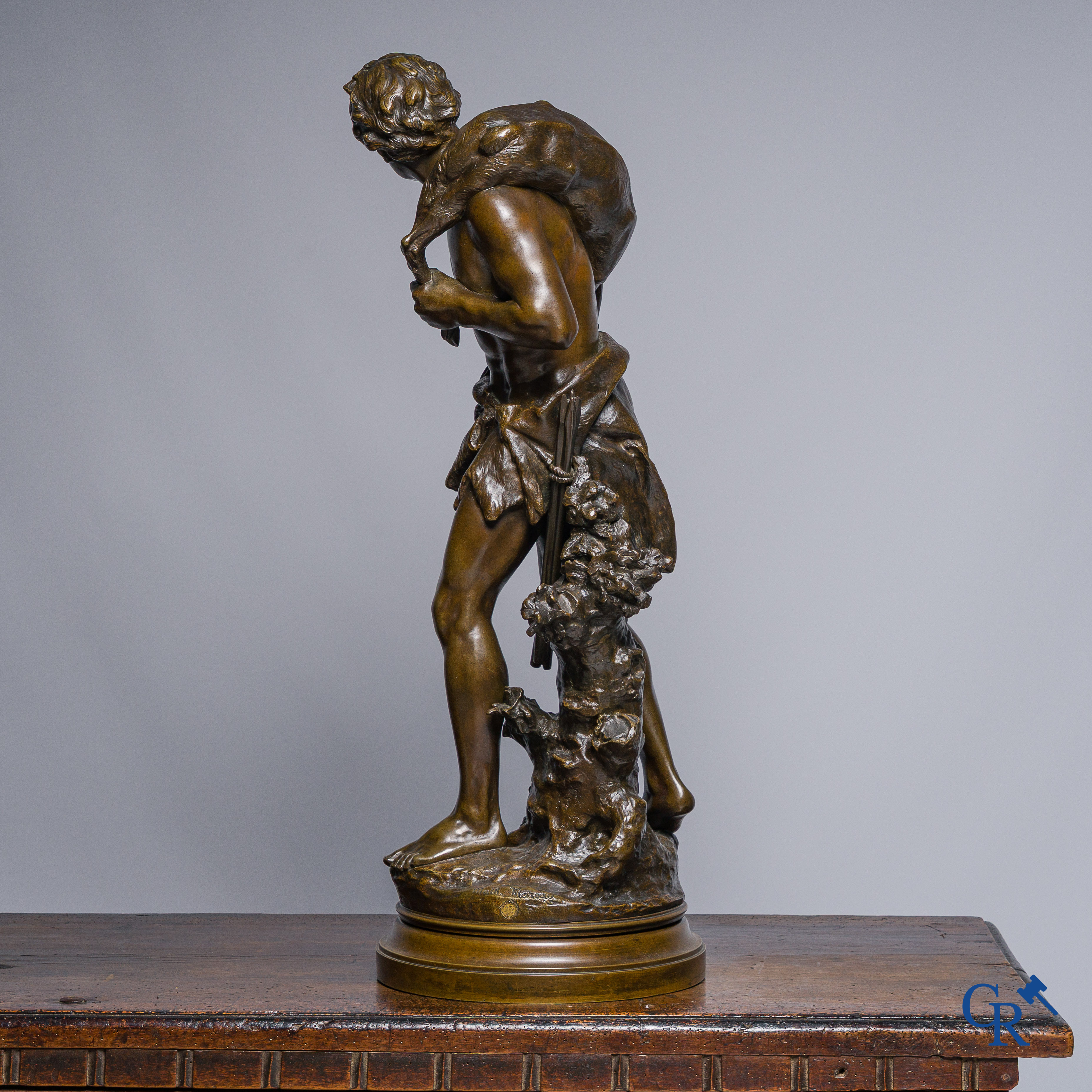 Mathurin Moreau. "Le Chasseur" Sculpture en bronze sur socle tournant. Cachet de fonderie H.V. Médaille d'Or. Exposition Paris 1900.