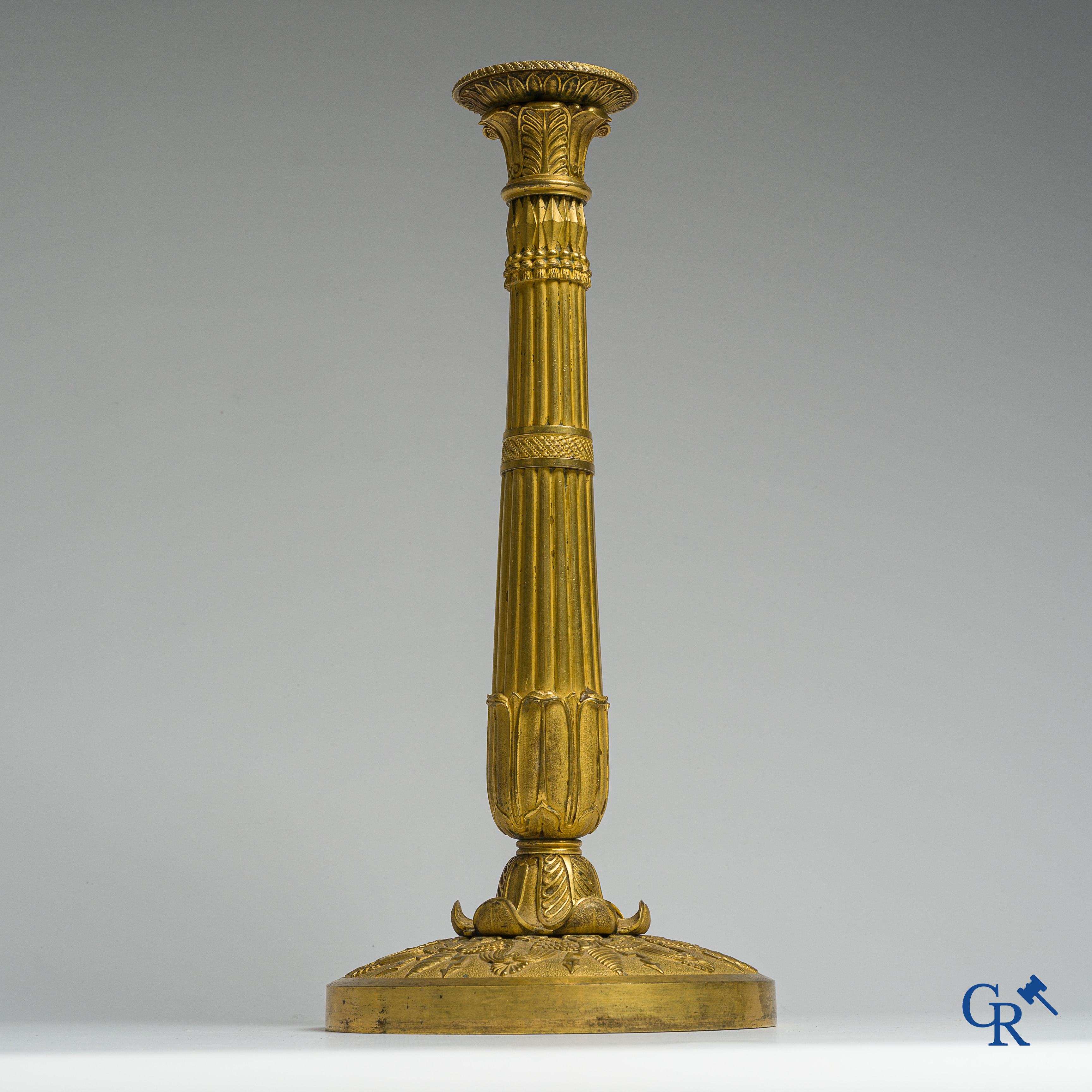 Epoque Empire. Exceptionnel et grand bougeoir en bronze finement ciselé et doré. France, vers 1810.