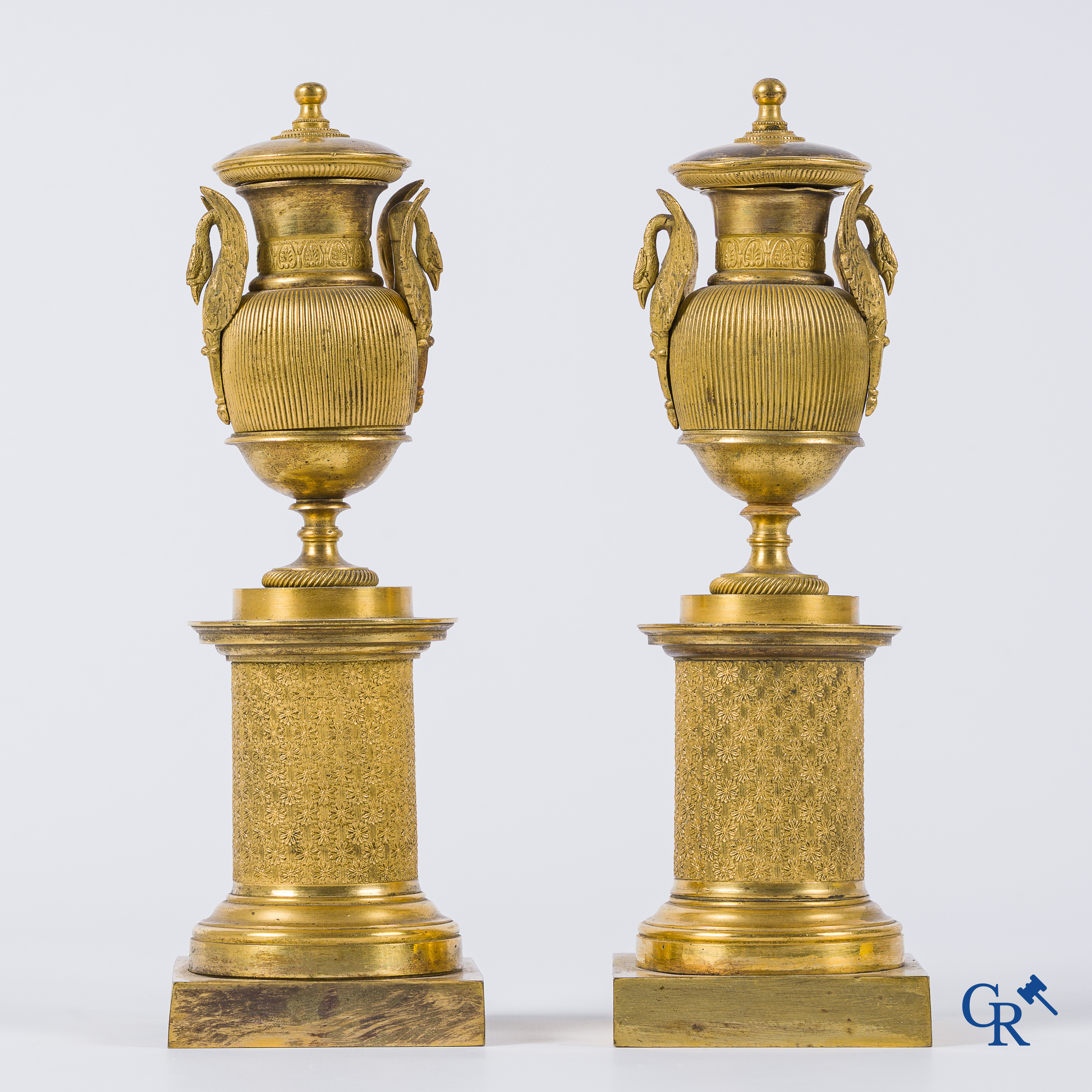 Empire. Paire de cassolettes formant bougeoir en bronze finement ciselées et dorées. Epoque Empire, vers 1810.