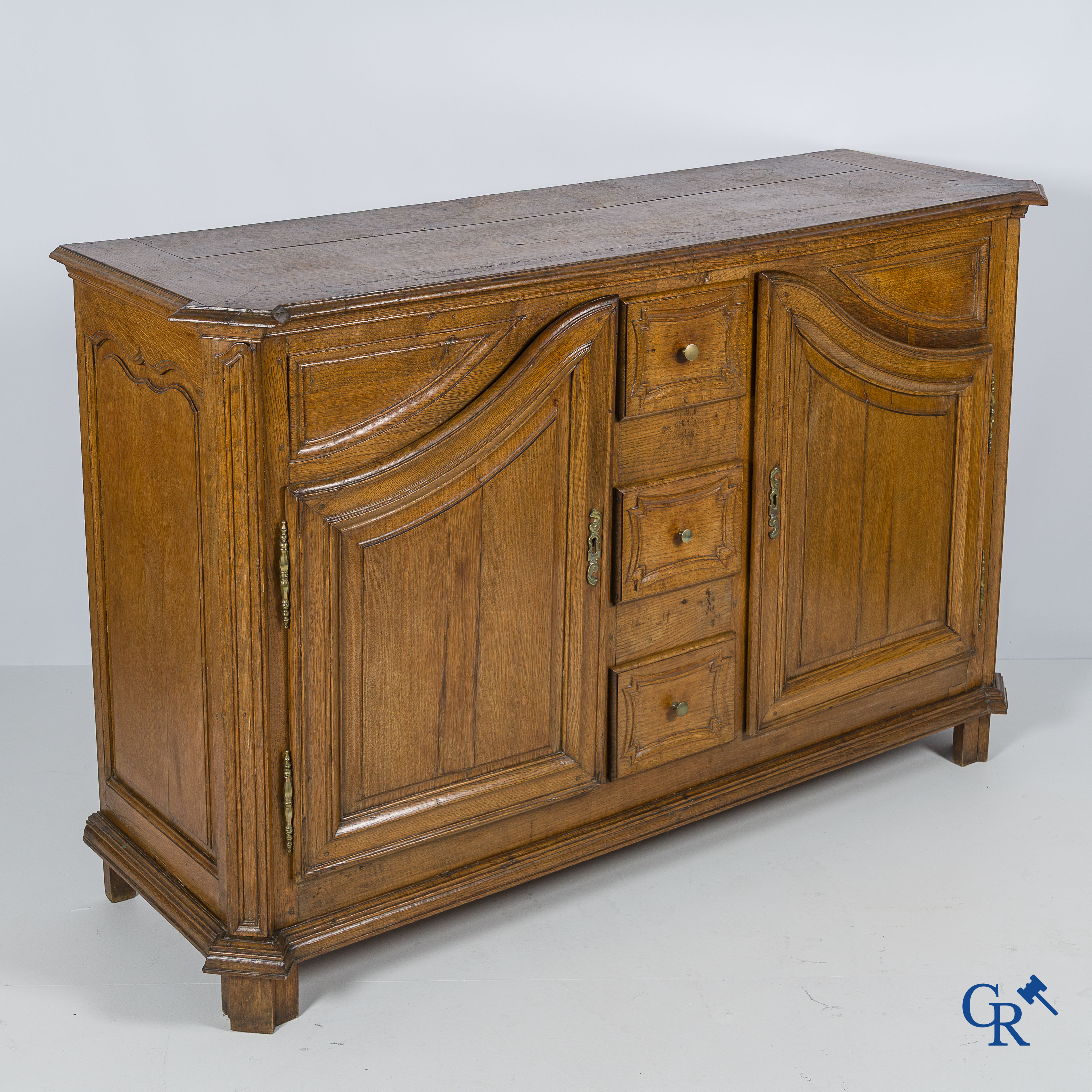 Mobilier. Beau buffet en chêne avec portes courbes. France, Fin du XVIIIème siècle.