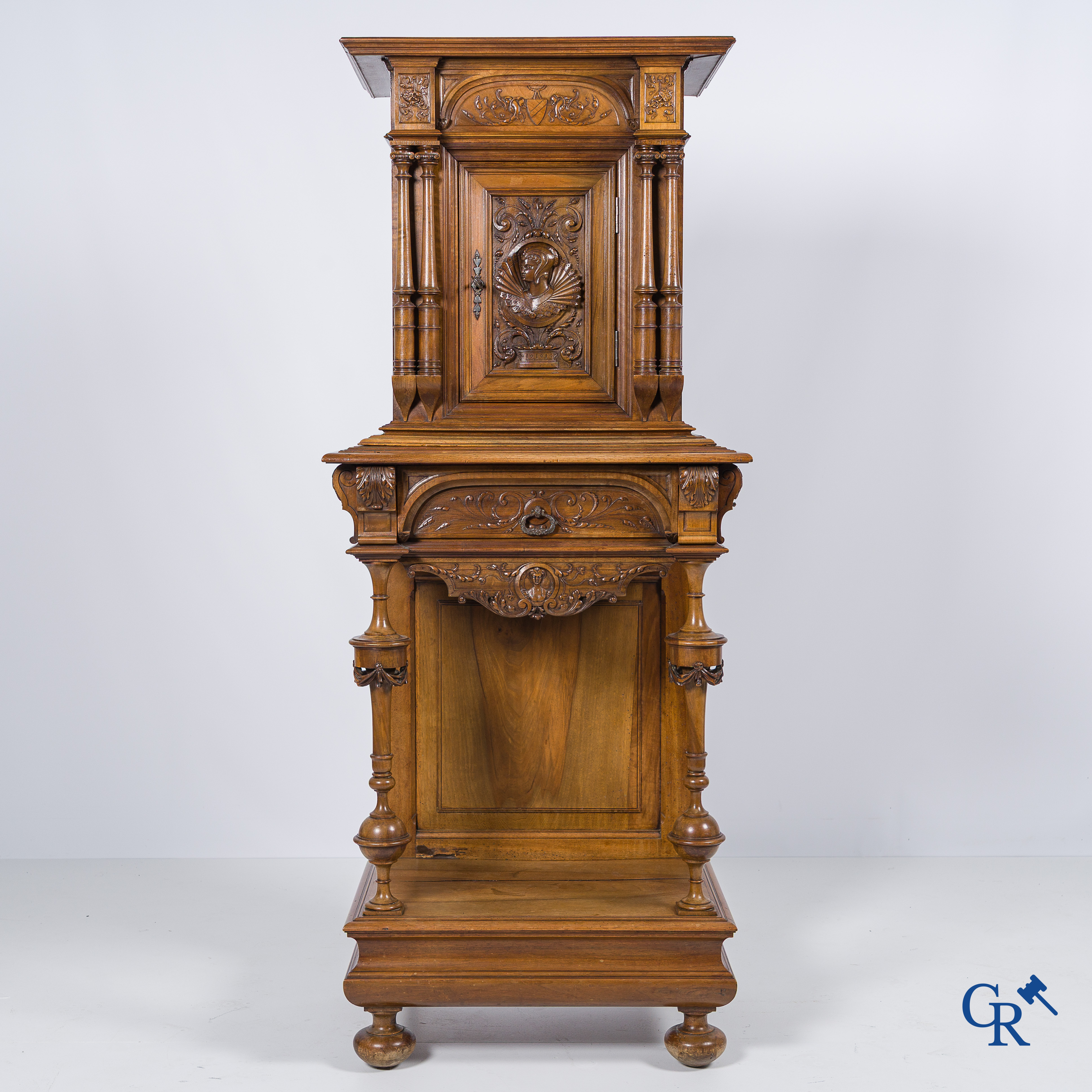 Mobilier. Meuble en noyer finement sculpté avec armoiries et masques. Style néo-Renaissance. Fin du 19ème siècle.