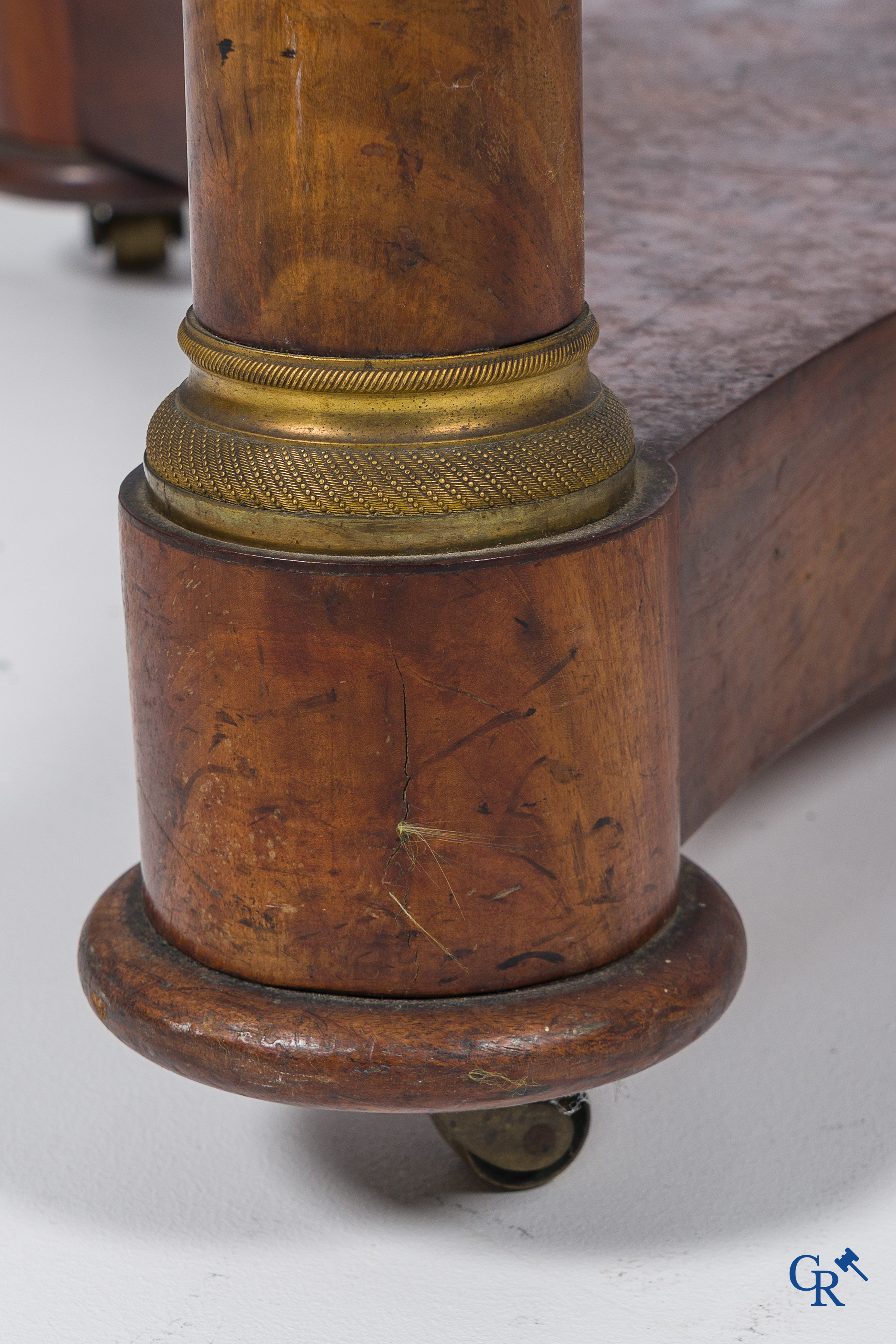 Empire. Grand guéridon en placage d'acajou, bronzes finement ciselés et dorés. France, vers 1810.