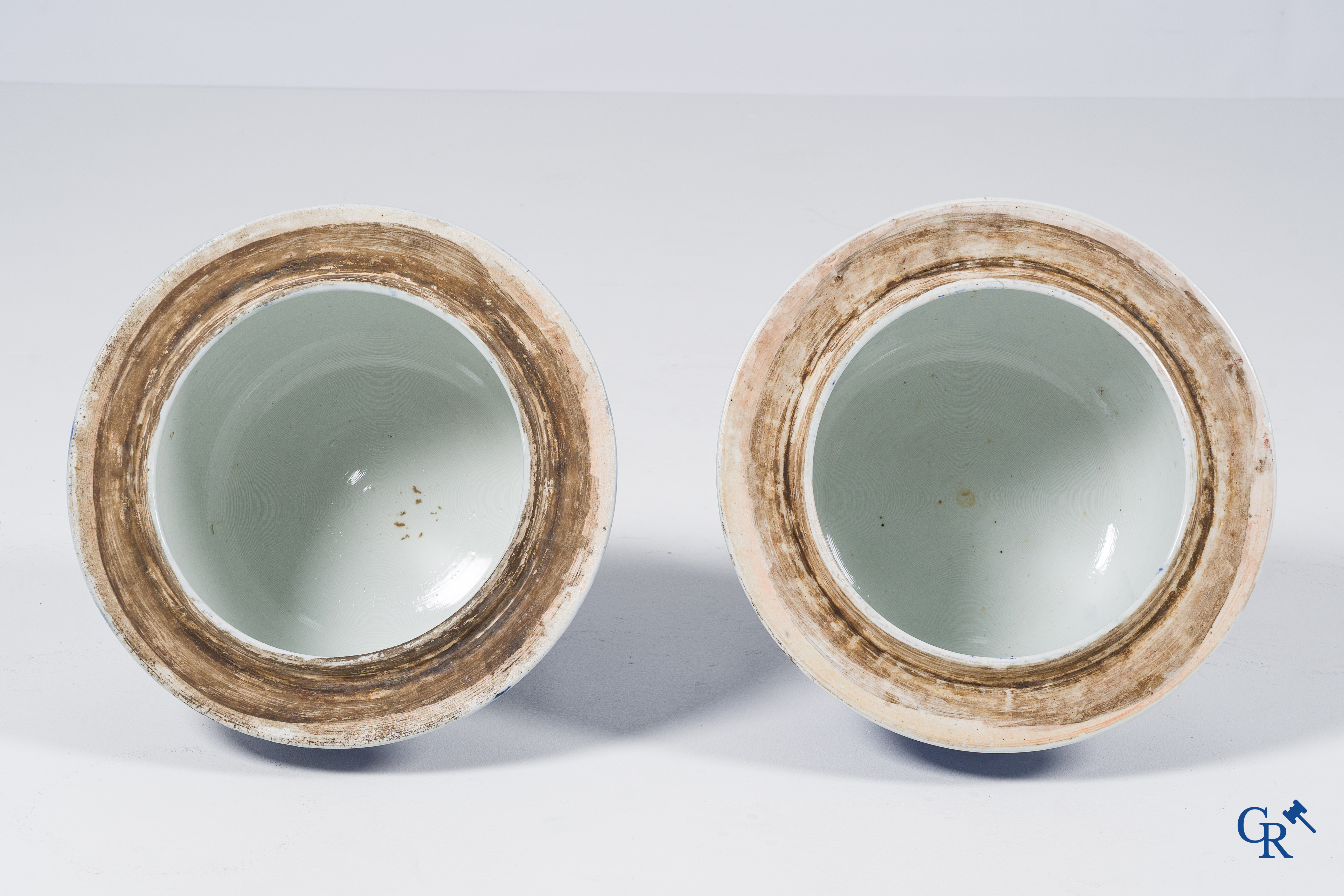 Art Asiatique. Japon. Importante paire de vases bleu et blanc en porcelaine. On y joint un grand vase japonais. 19ème siècle.