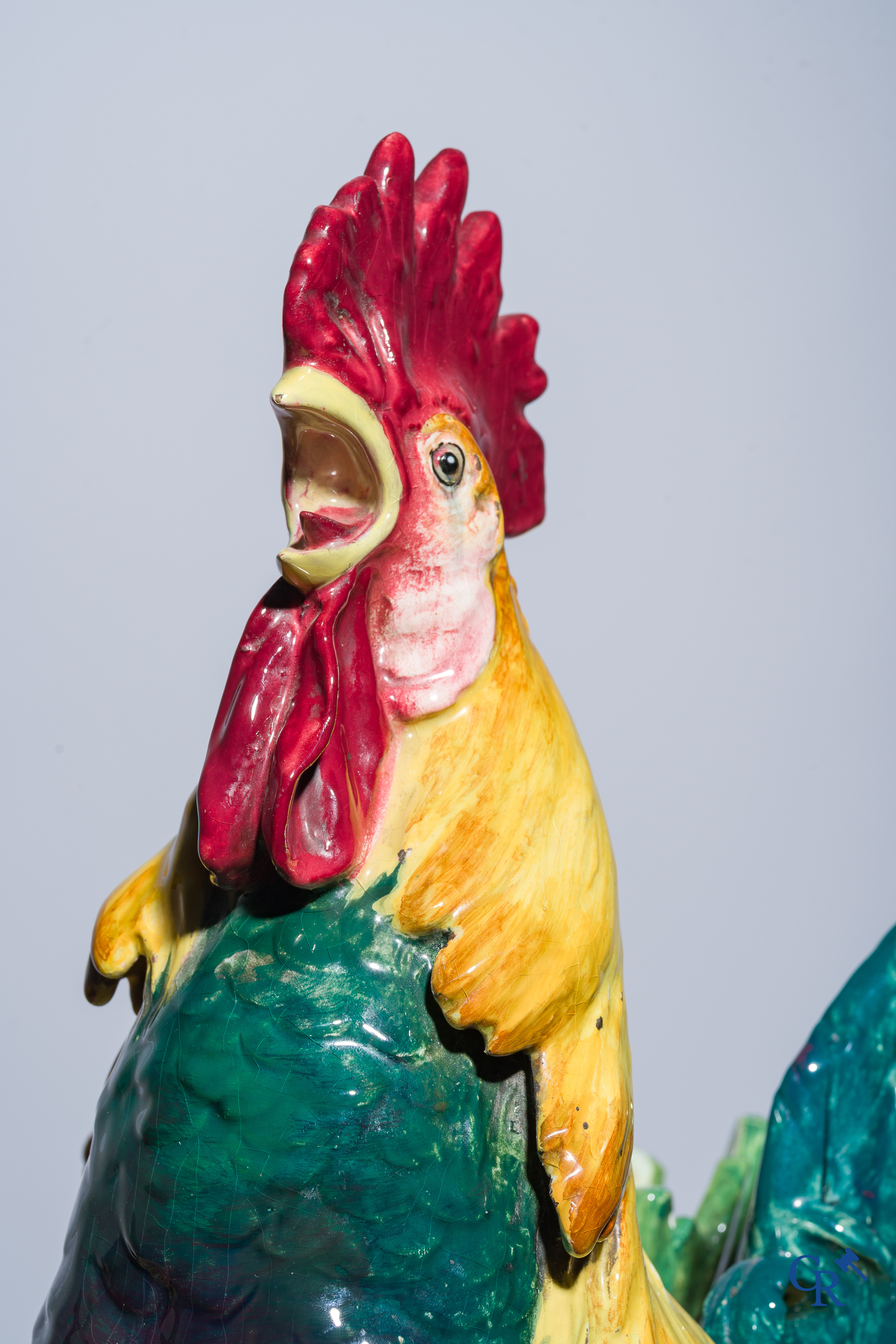 Delphin Massier, Vallauris. Grand coq debout en faïence émaillée polychrome, Signé. Vers 1890.