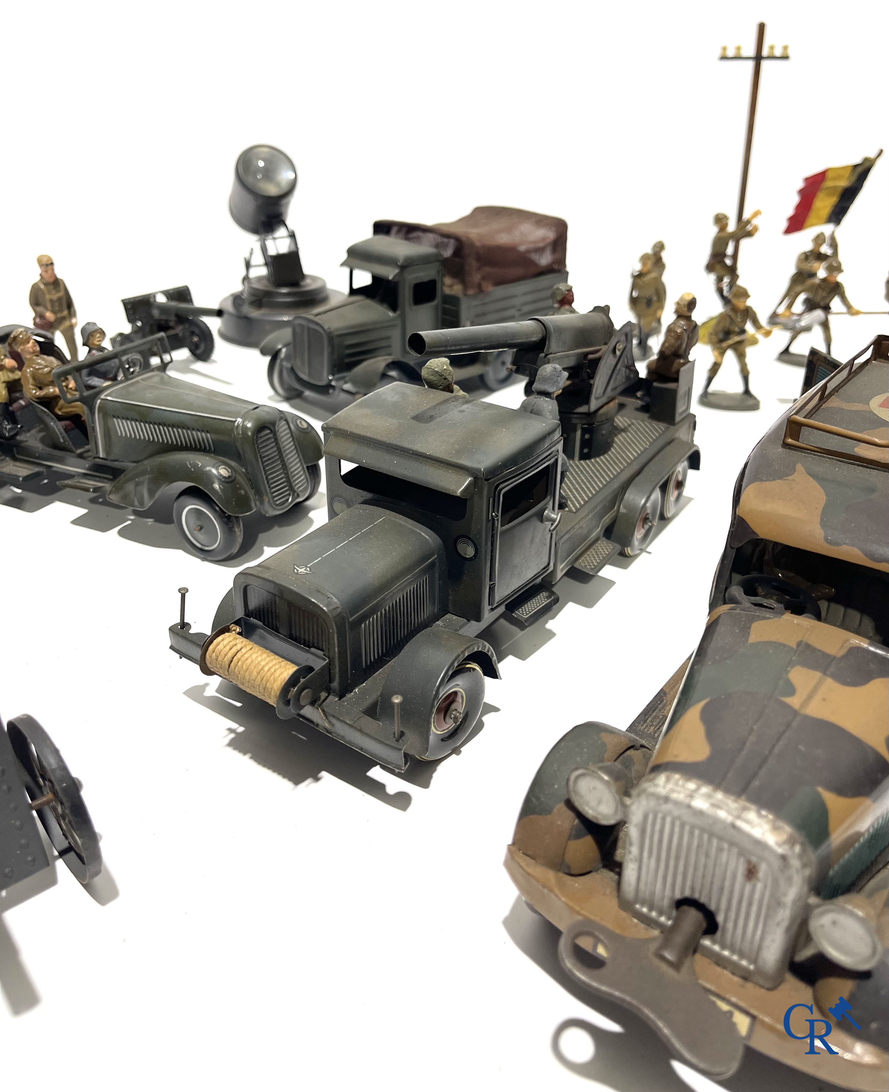 Jouets anciens. Lot de jouets militaires allemands exceptionnellement bien conservés en tôle lithographiée et des figurines en composite. Années '30-'40.