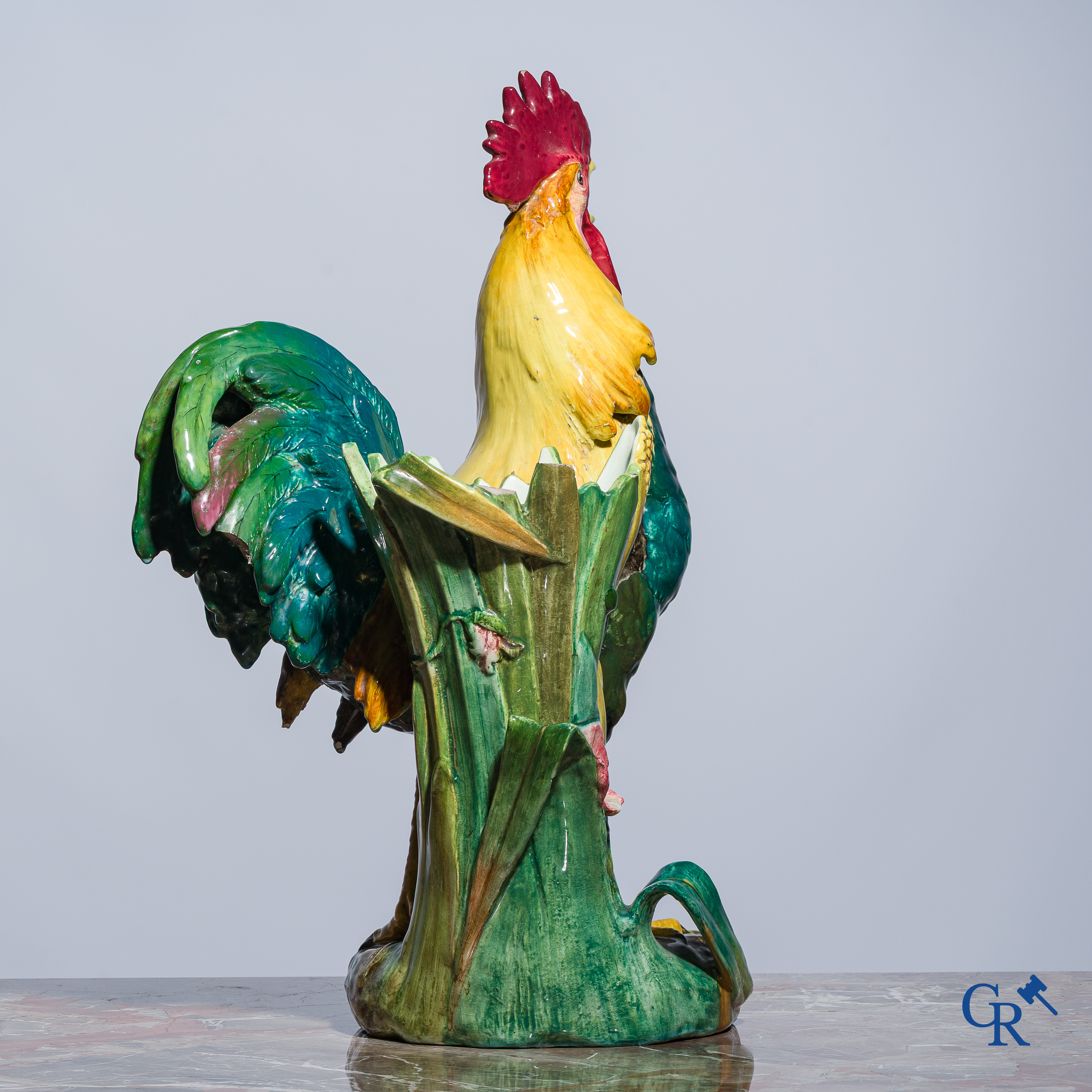 Delphin Massier, Vallauris. Grand coq debout en faïence émaillée polychrome, Signé. Vers 1890.