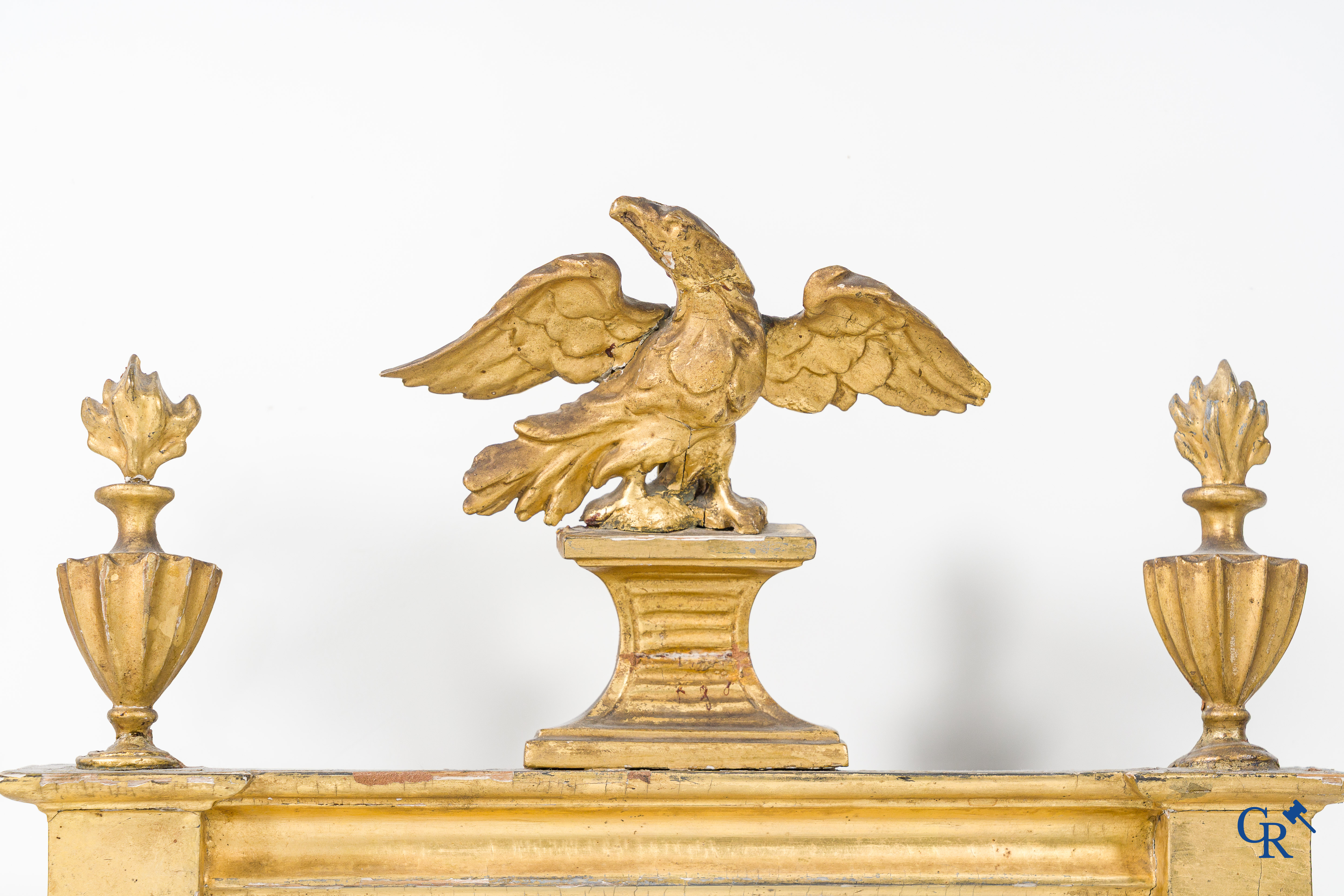 Miroir décoratif en bois sculpté et doré. Fin du XVIIIe - début du XIXe siècle.