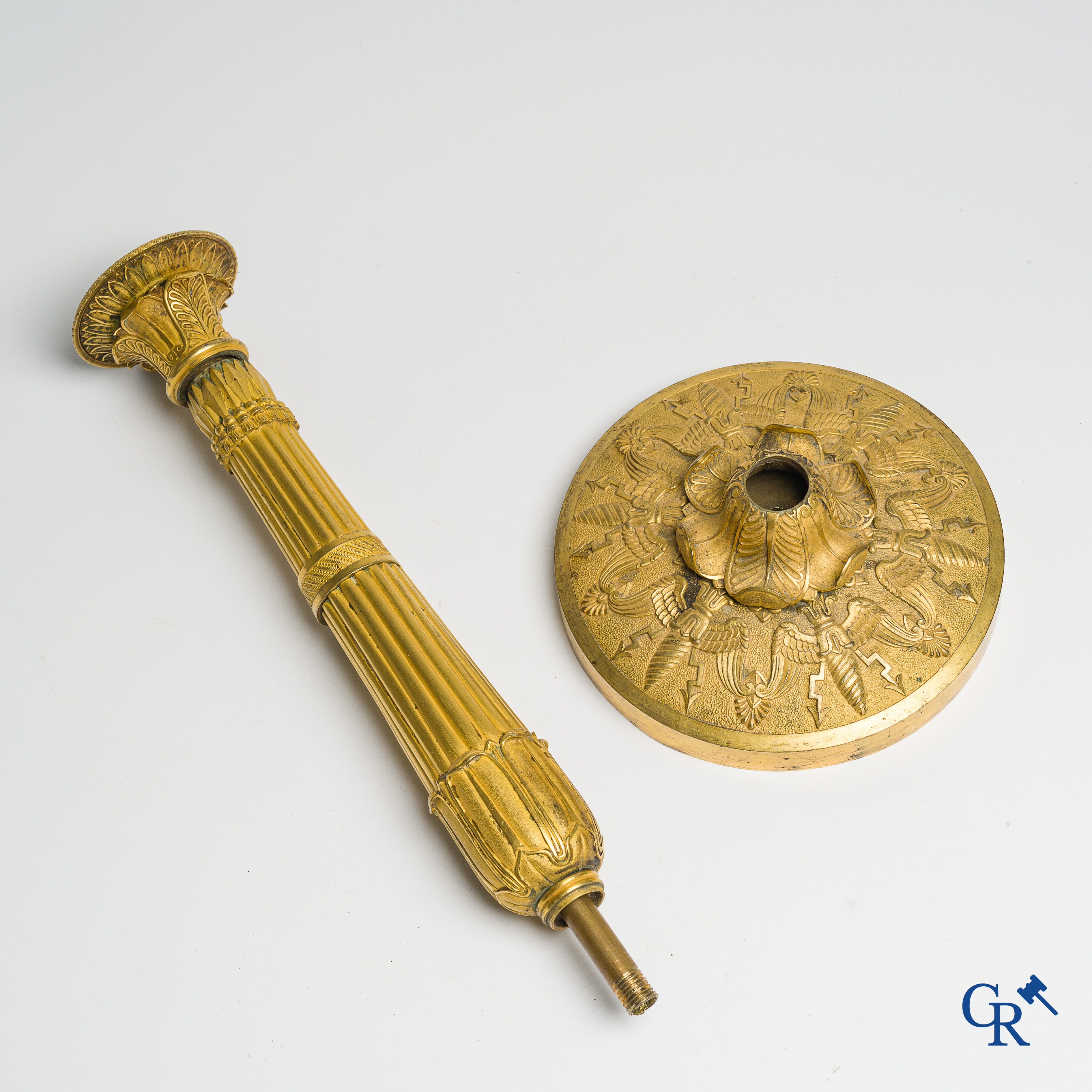 Epoque Empire. Exceptionnel et grand bougeoir en bronze finement ciselé et doré. France, vers 1810.