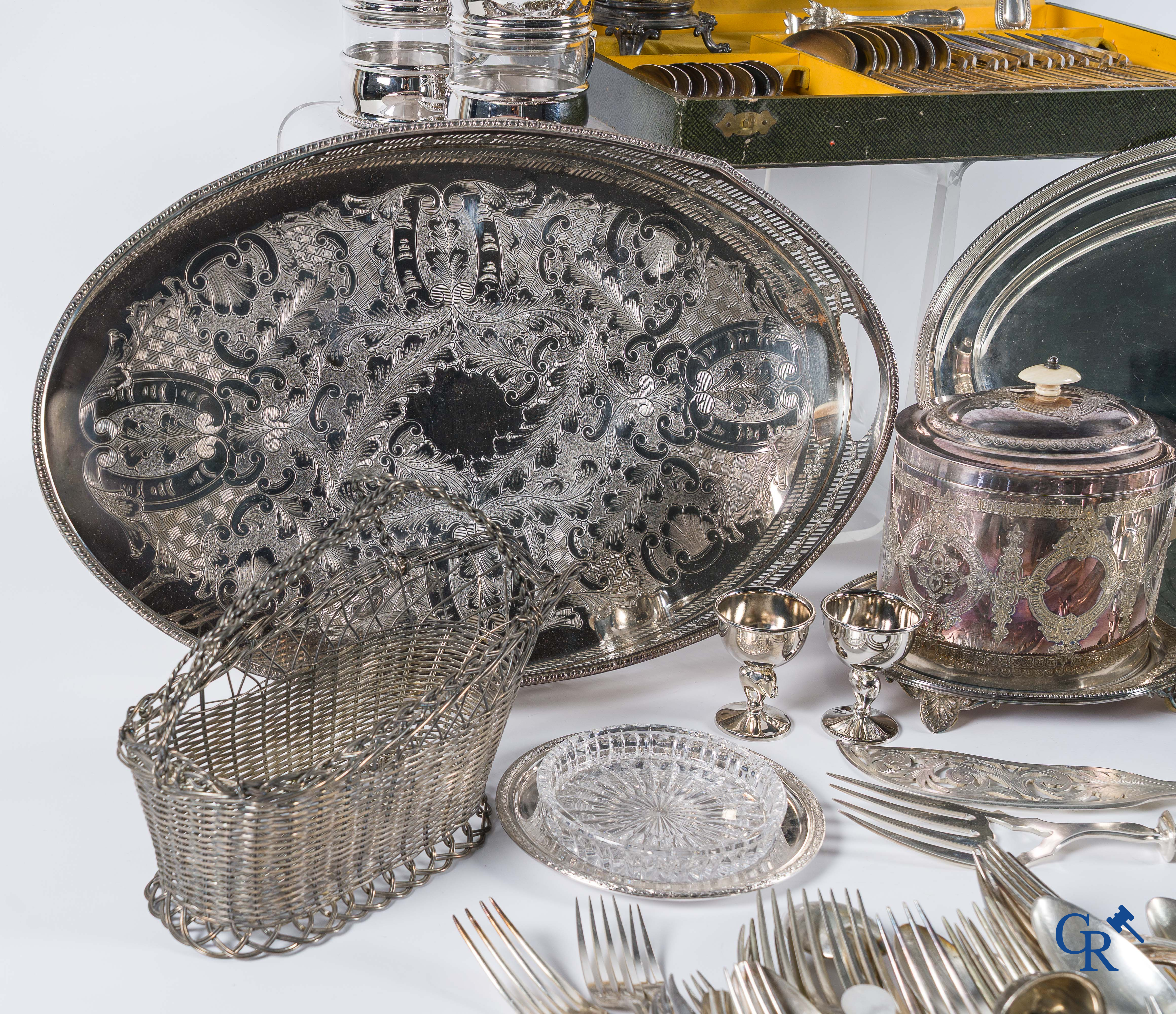 Grand lot de métal argenté, couverts et couteaux en argent fourré.