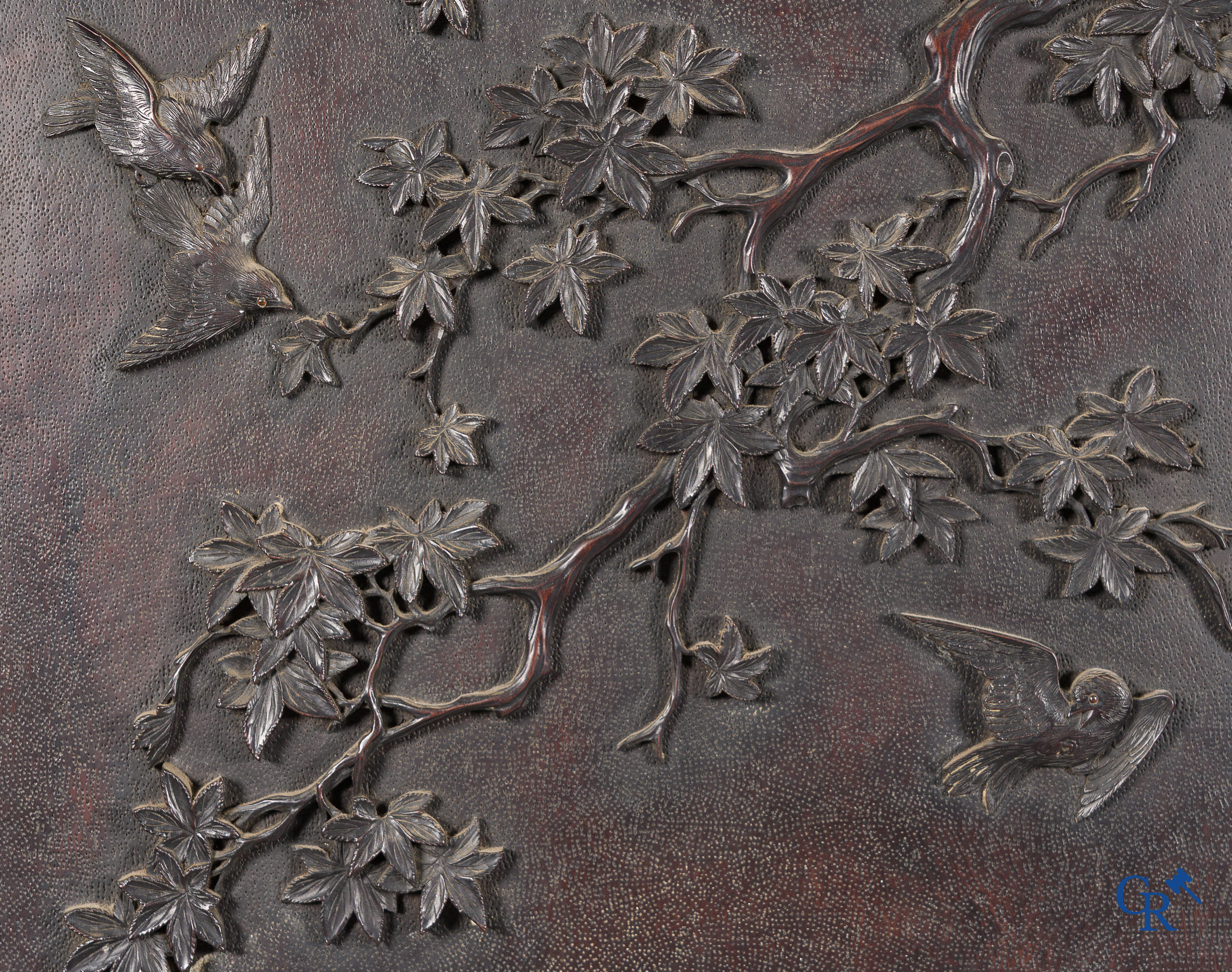 Art Asiatique. Exceptionnel et impressionnant meuble avec des panneaux chinois finement sculptés. XIXe siècle.