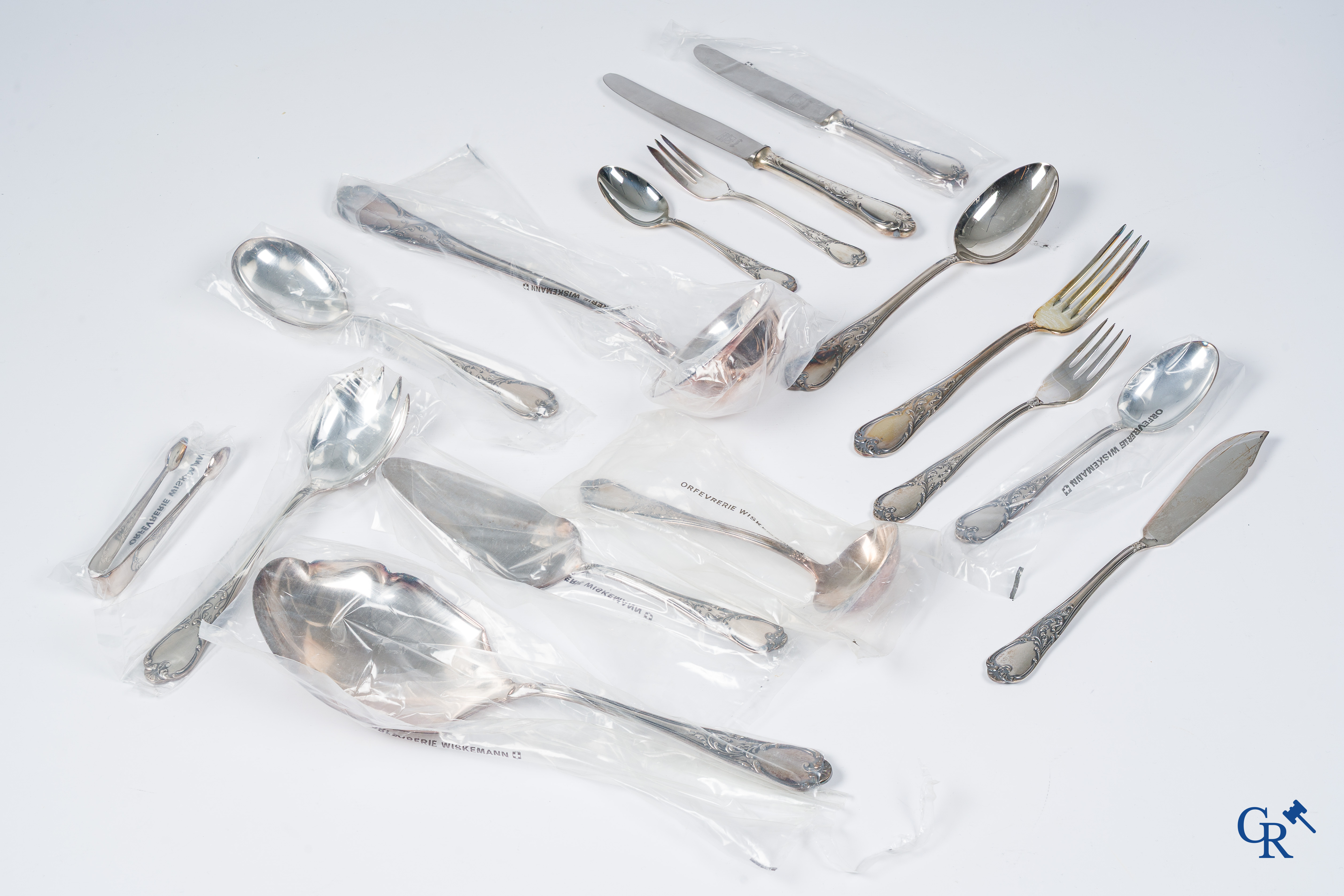 Orfèvrerie Wiskemann Bruxelles. Coffret à couverts pour 12 personnes en métal argenté. 115 pièces.