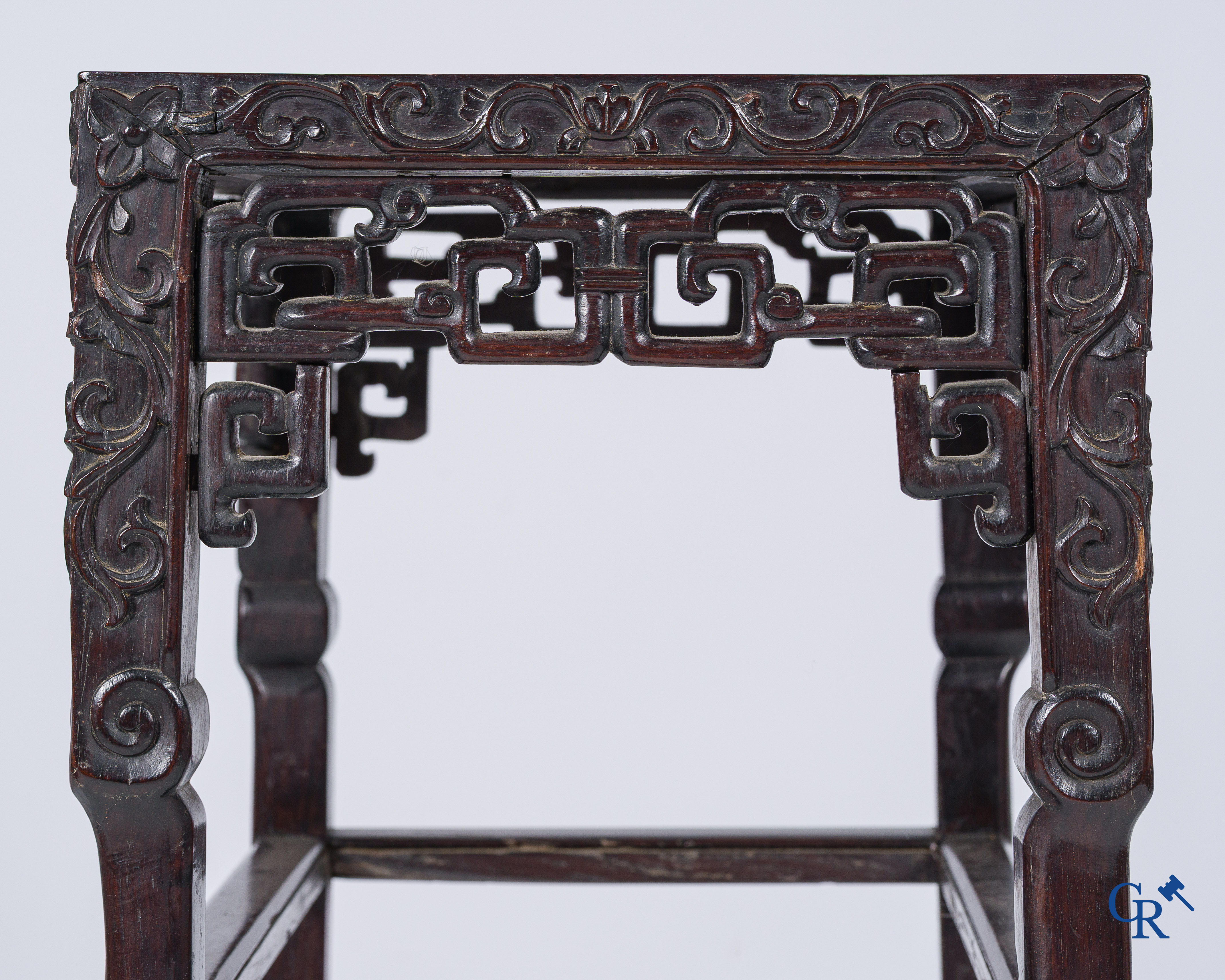 Art Asiatique. Piédestal chinois en bois dur finement sculpté. XIXème.