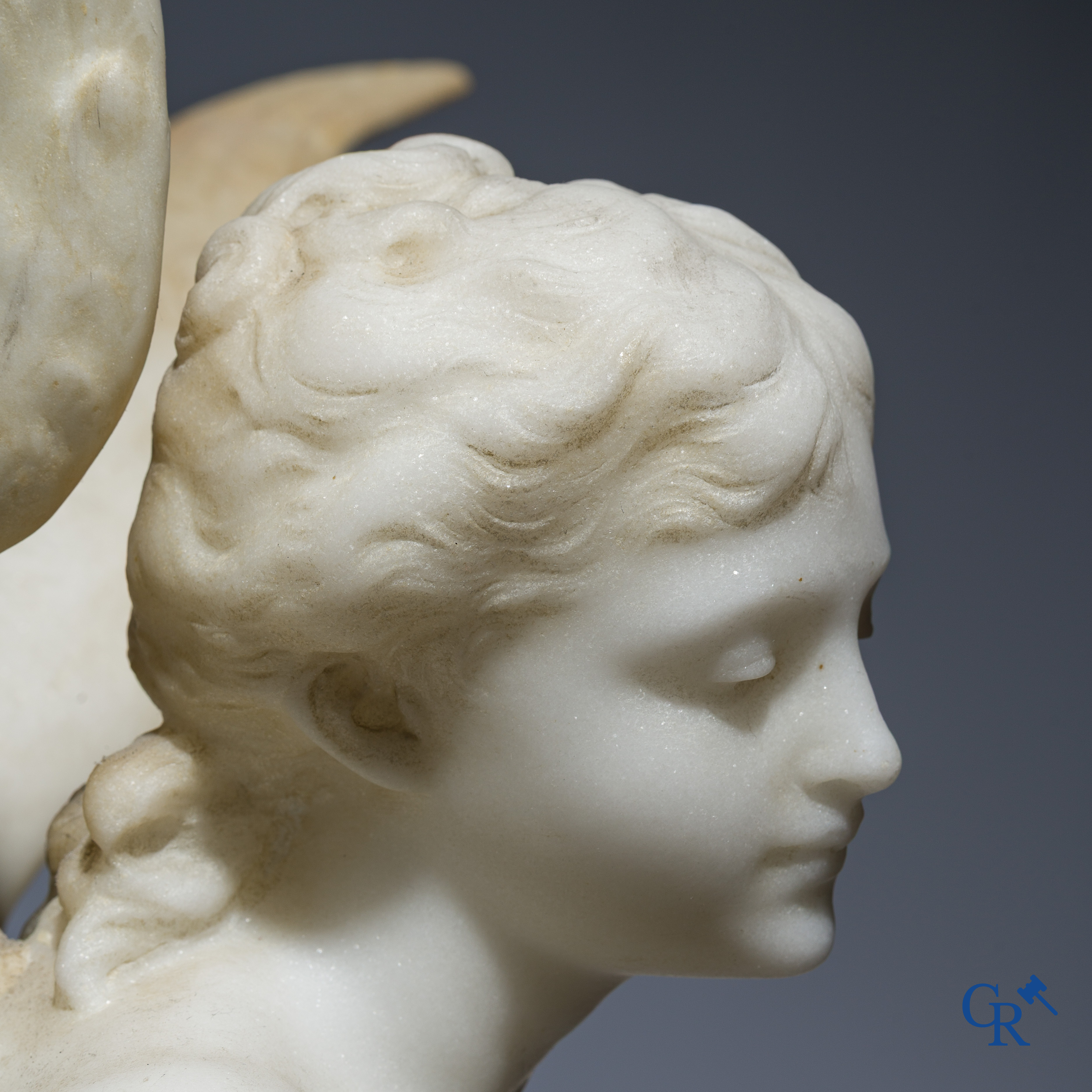 Mathurin Moreau (1822-1912) "Gevleugelde godin" Carrara marmer. Circa 1900.