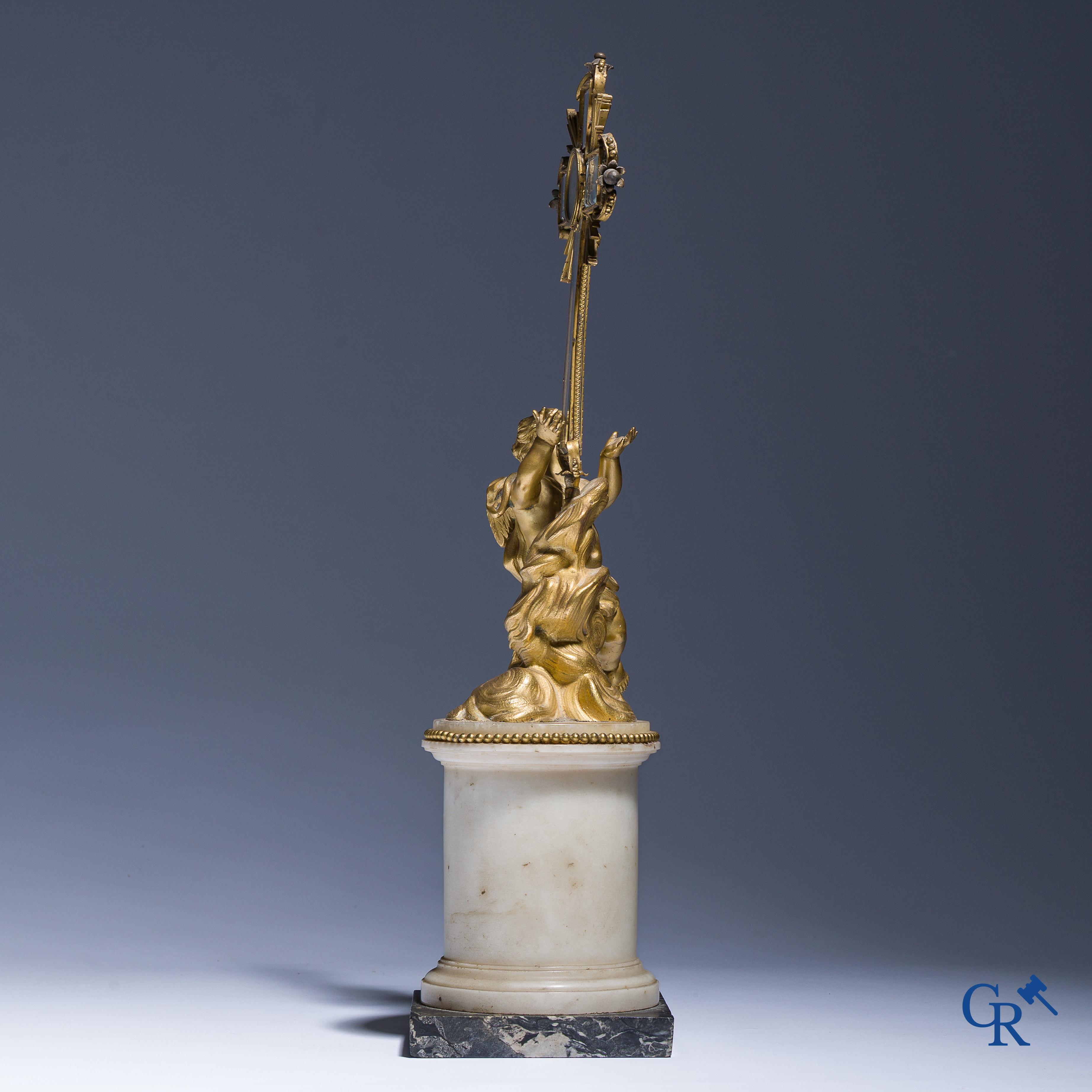Reliquaire en bronze finement ciselé et doré. Croix sertie de cristal de roche taillé. Fin du XVIIIe siècle.