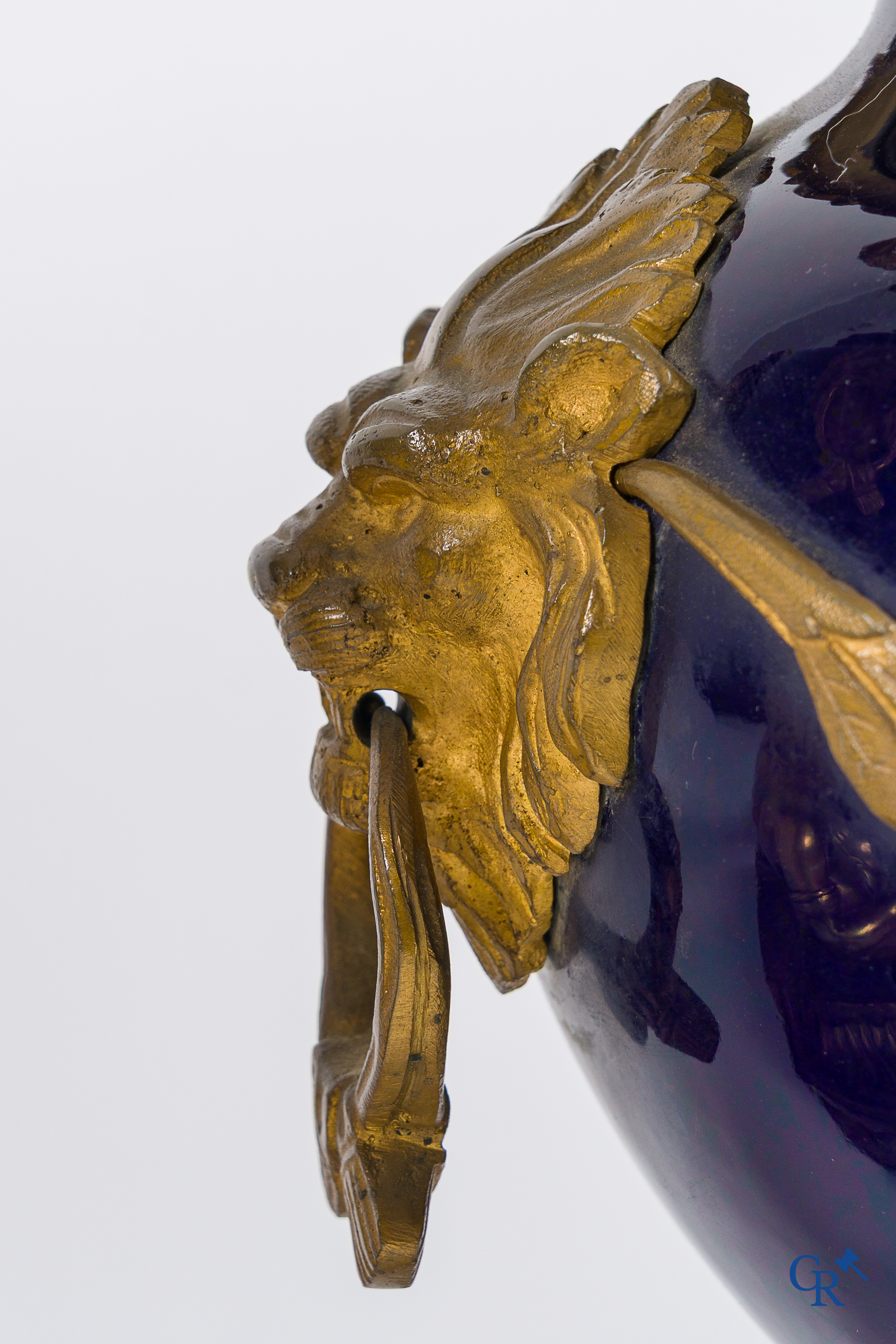 Luppens Bruxelles. Garniture de cheminée en bronze doré et porcelaine bleu cobalt. Vers 1900.