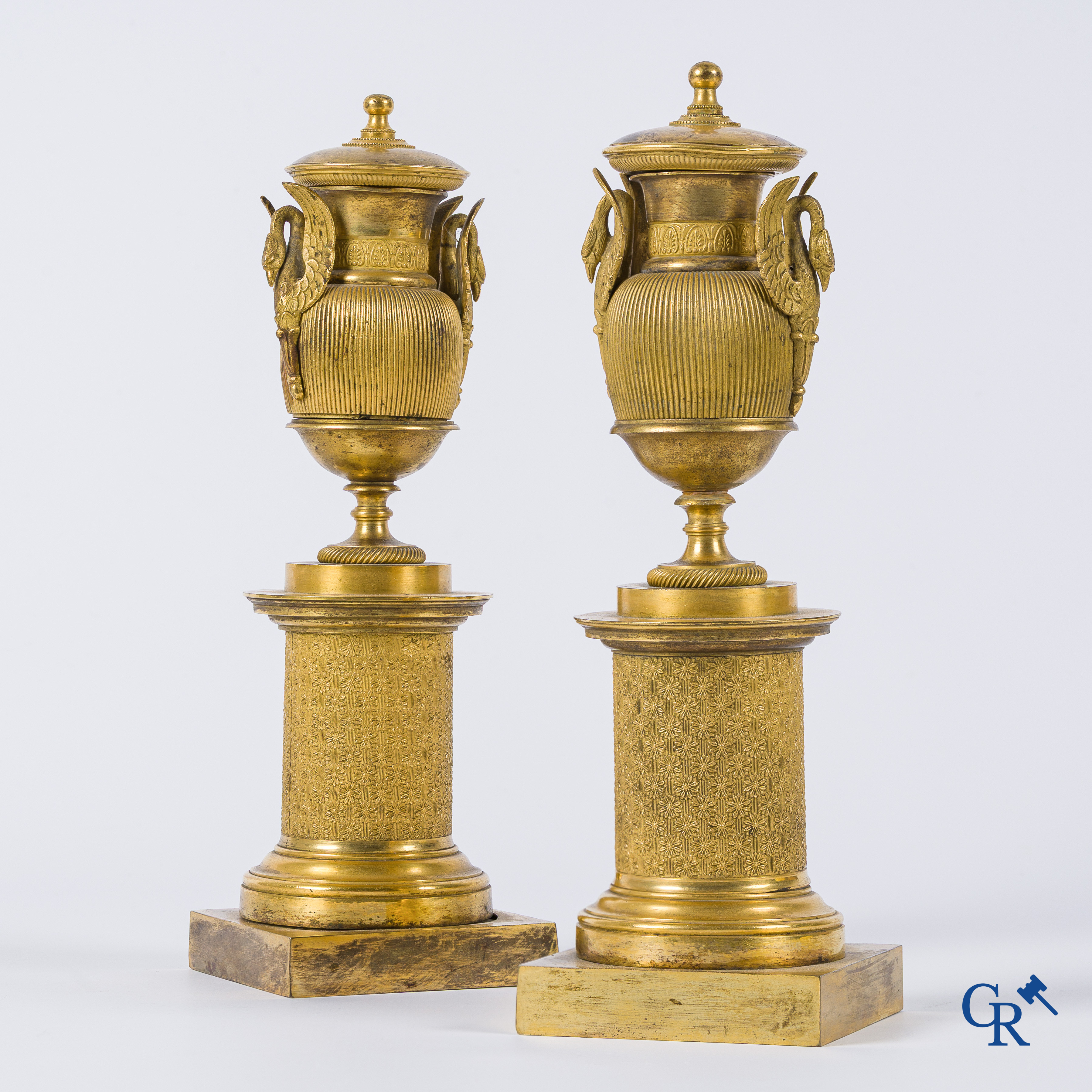 Empire. Paire de cassolettes formant bougeoir en bronze finement ciselées et dorées. Epoque Empire, vers 1810.