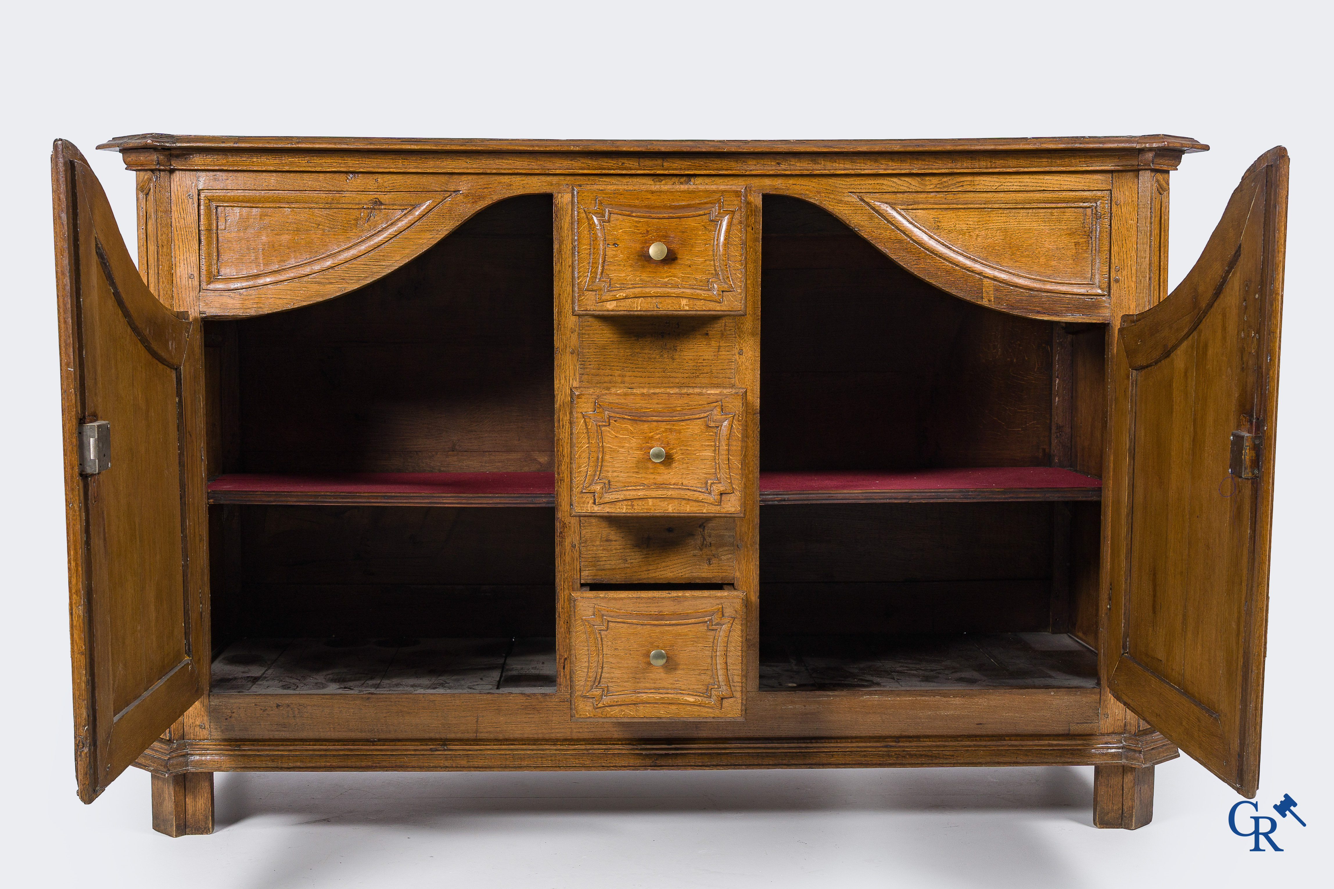 Mobilier. Beau buffet en chêne avec portes courbes. France, Fin du XVIIIème siècle.