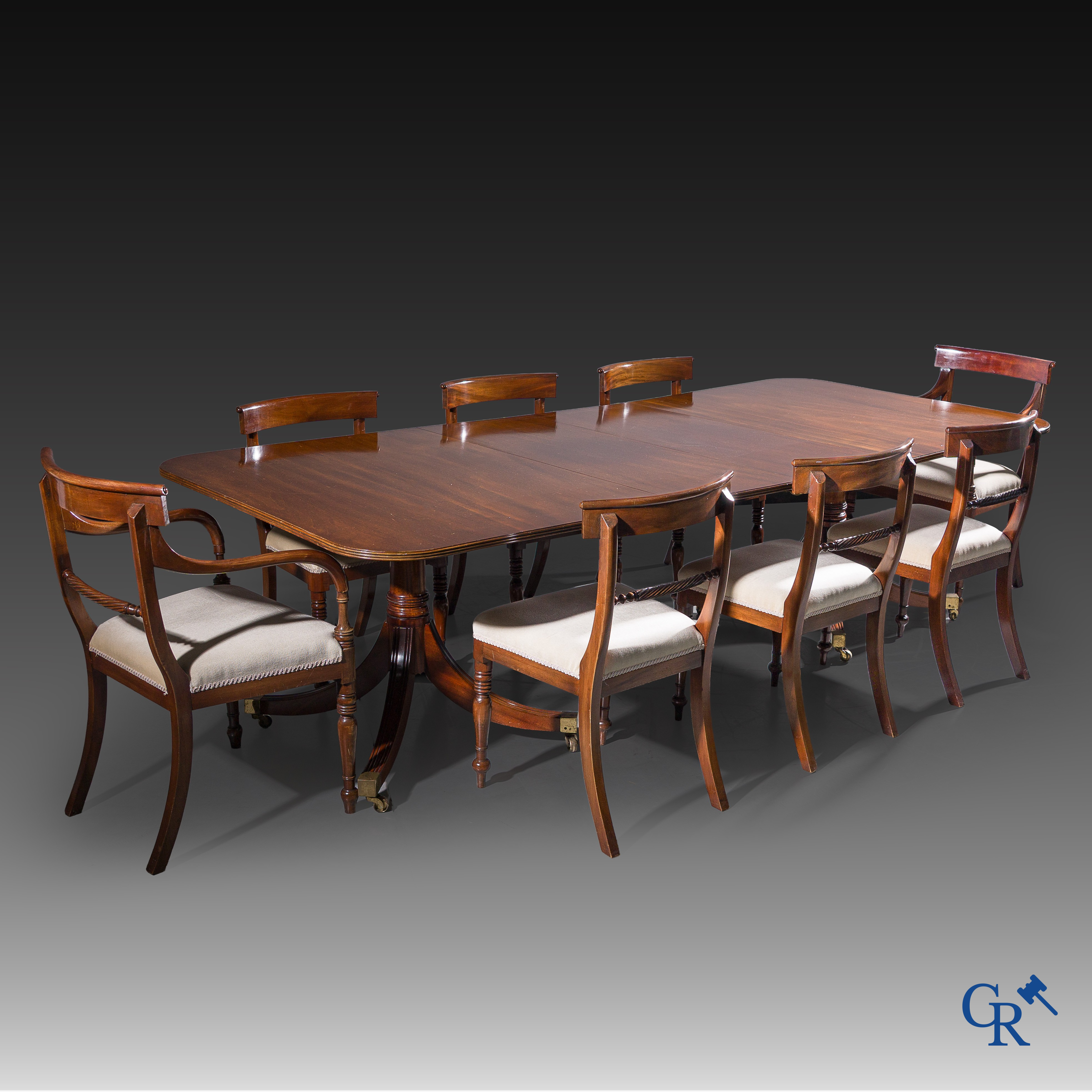 Ensemble van een mahoniehouten tafel met verlengstukken, 2 armstoelen en 6 stoelen in Engelse Regency stijl.